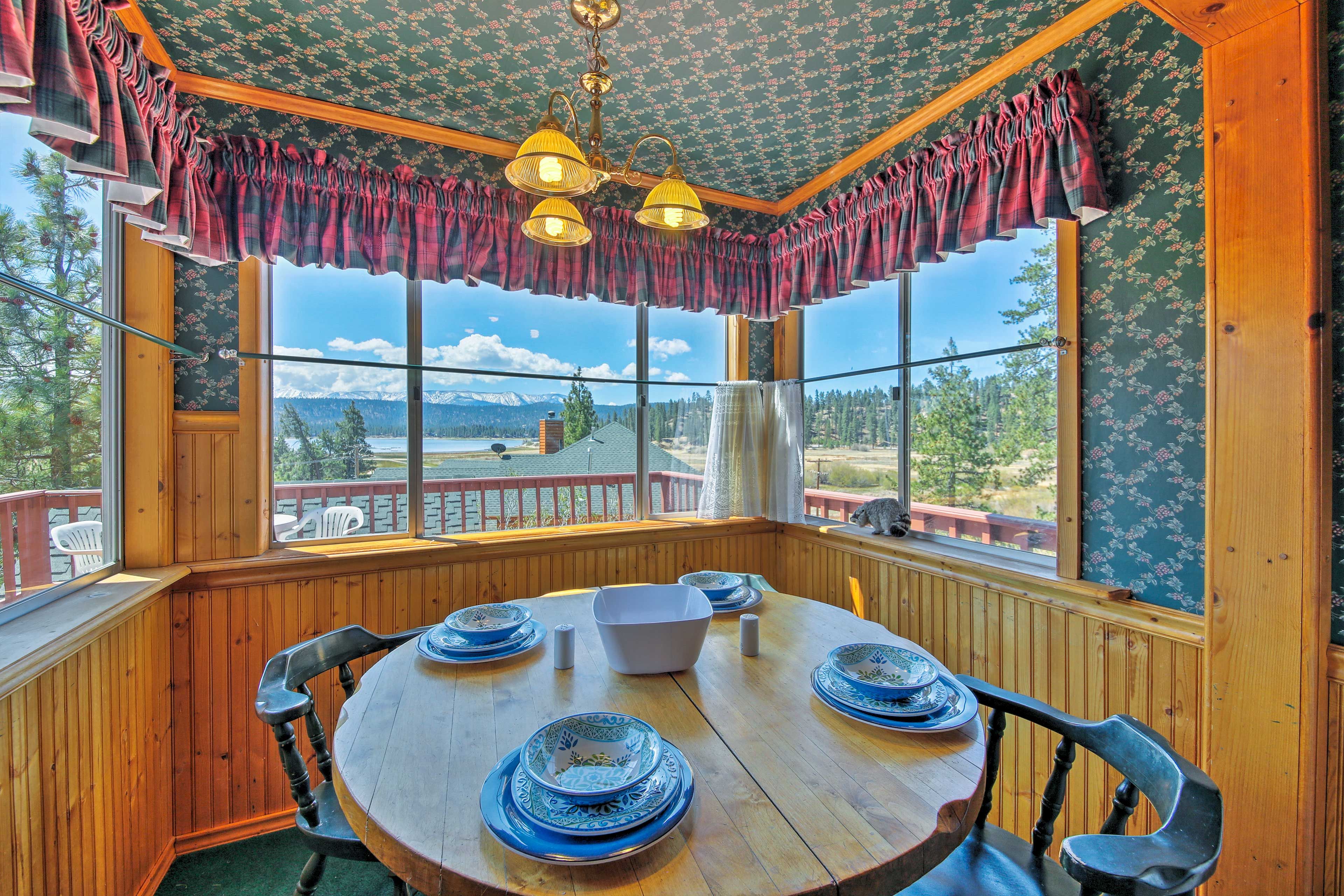 Dining Area | Dishware/Flatware Provided