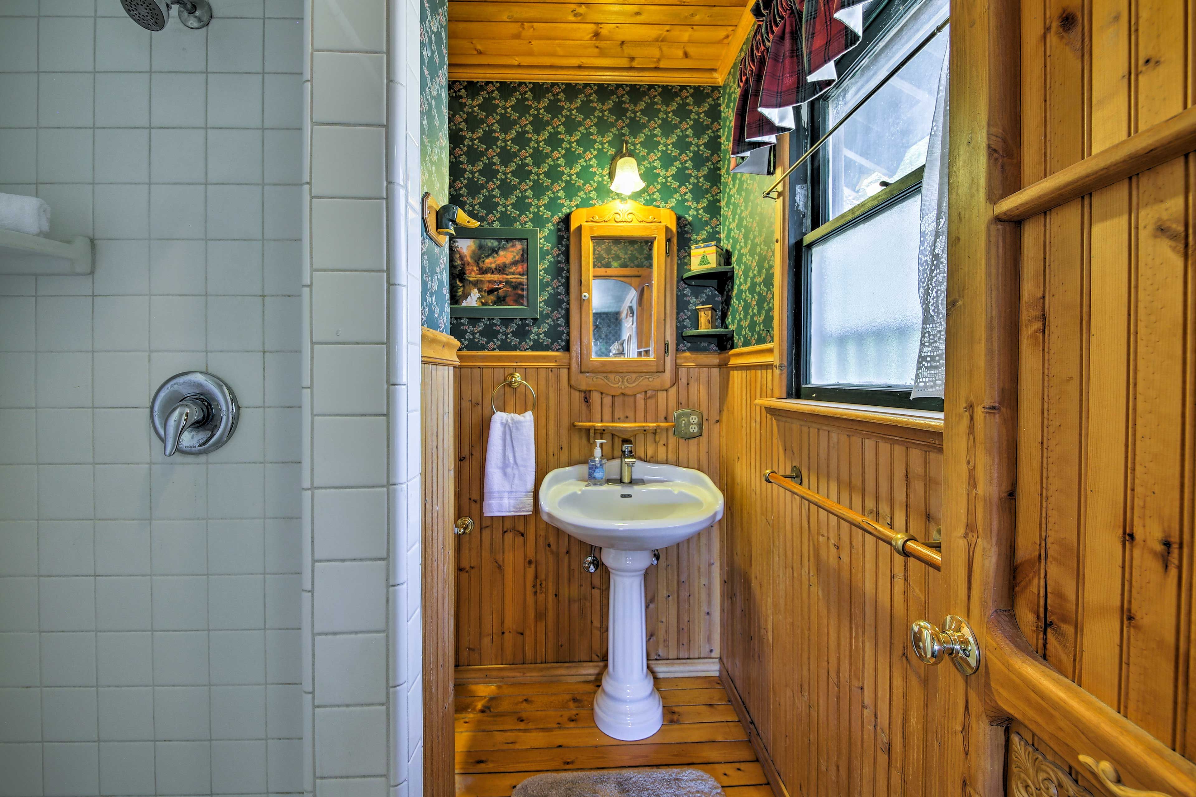 Full Bathroom | Toiletries & Towels Provided