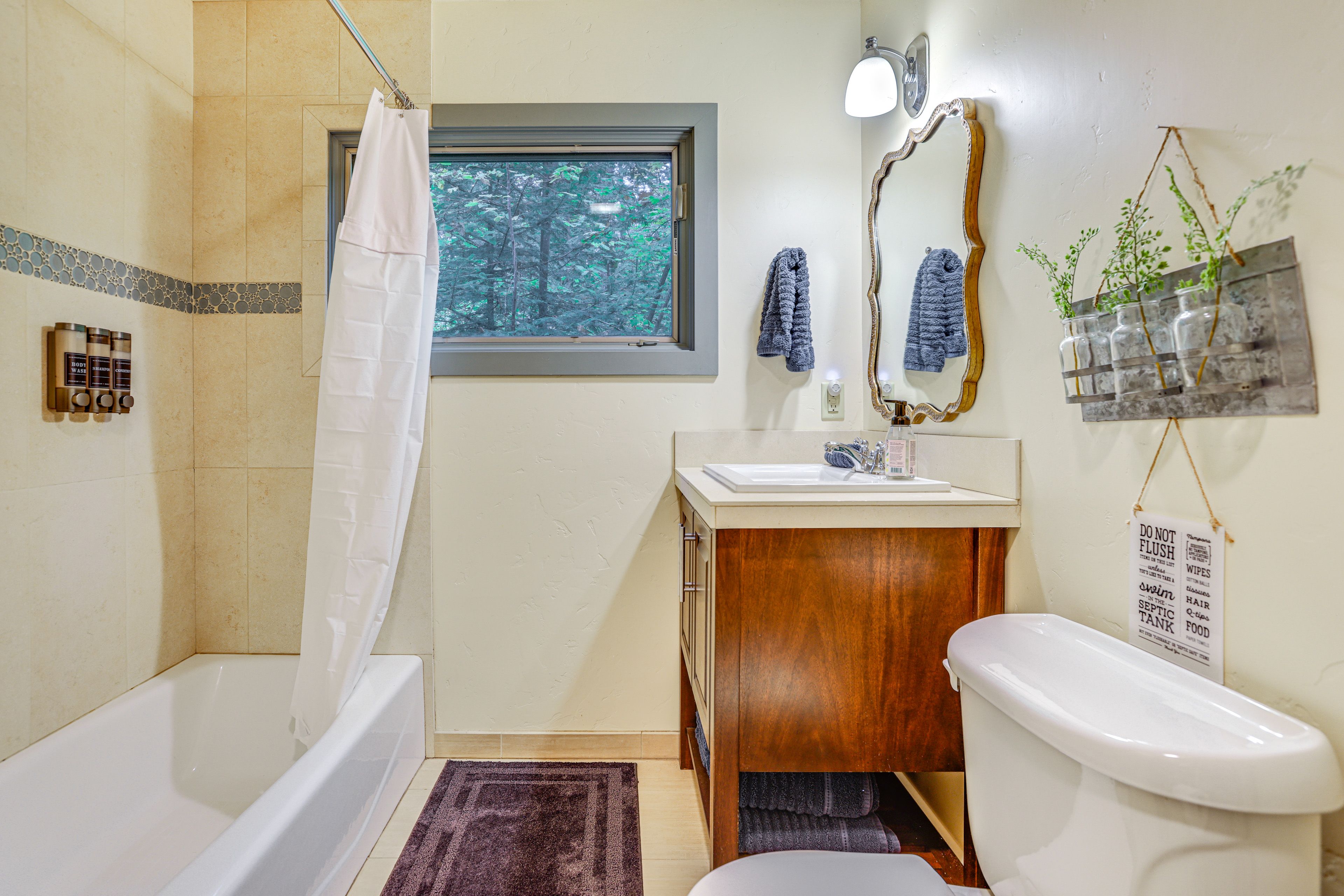 Full Bathroom | Complimentary Toiletries