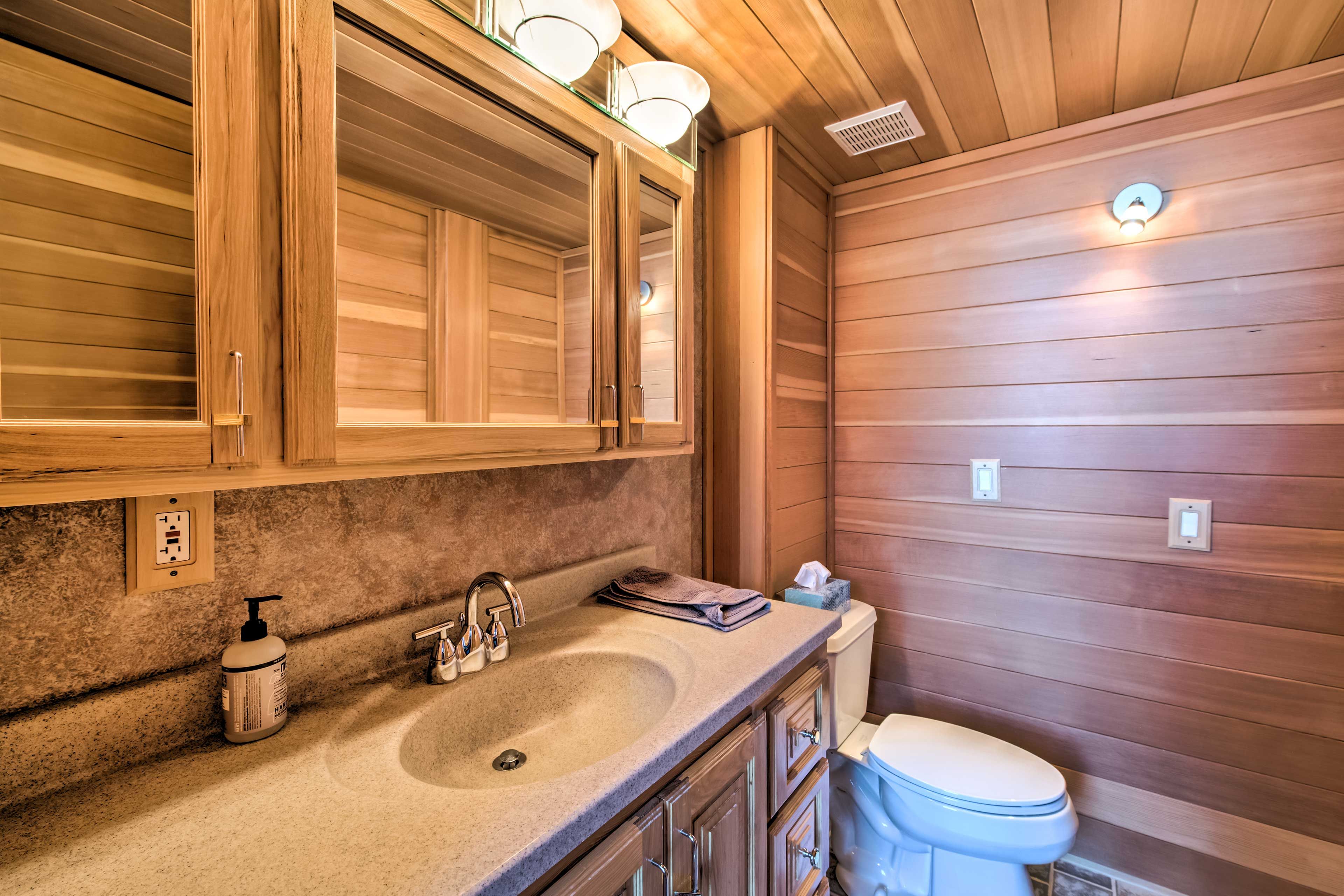 En-Suite Bathroom | Towels Provided