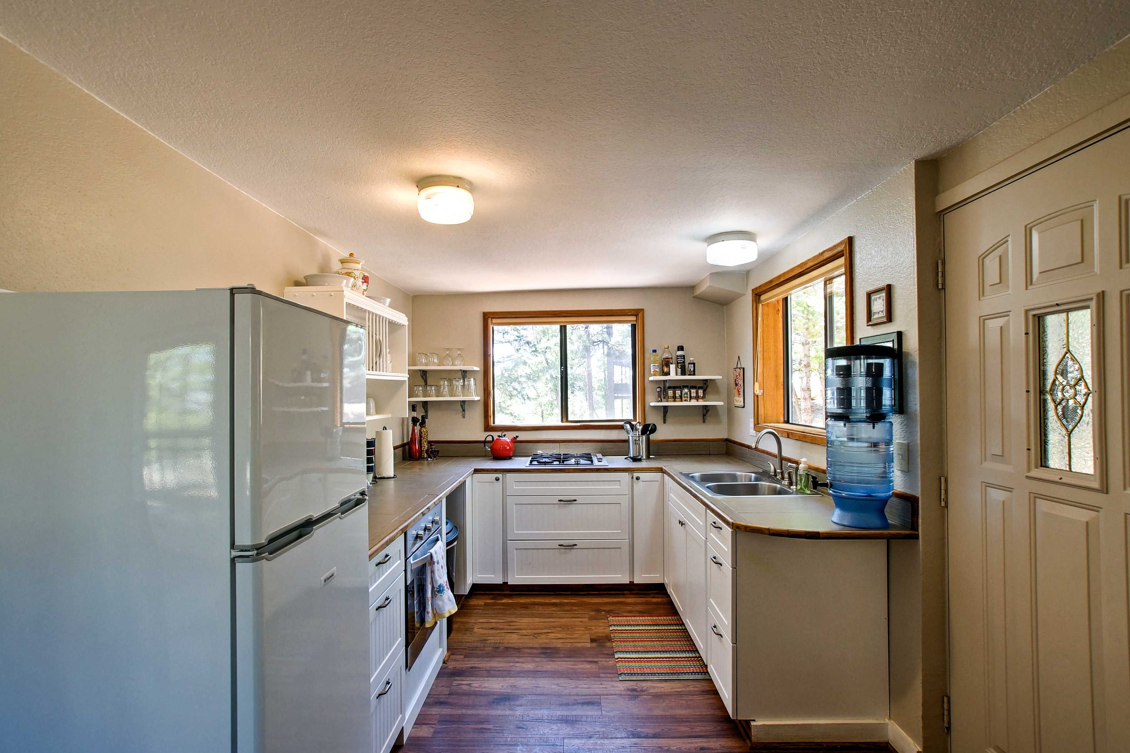 This well-equipped kitchen has everything you need to create culinary cuisine.