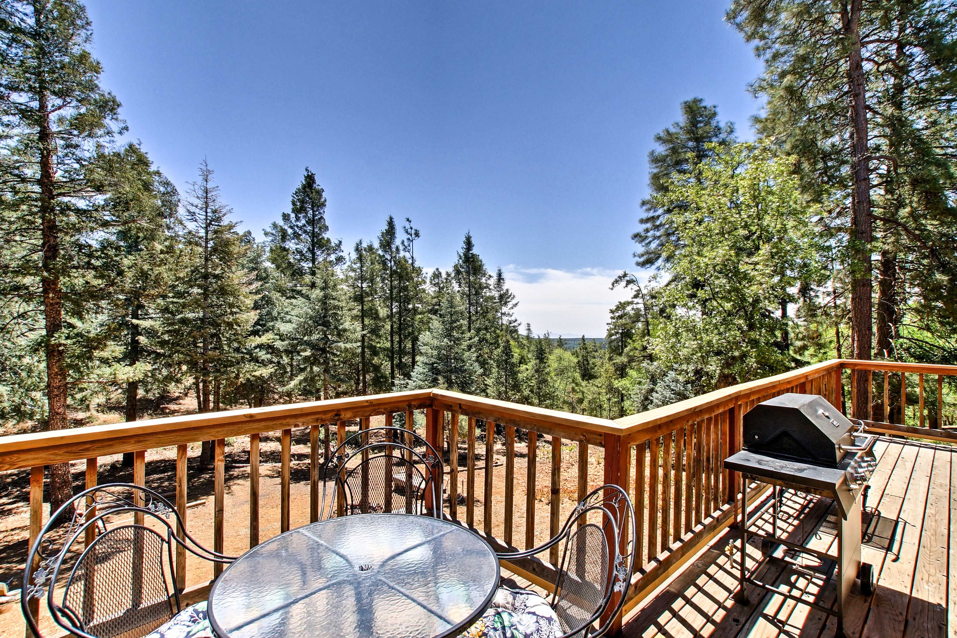 Dine al fresco around this table for 4.