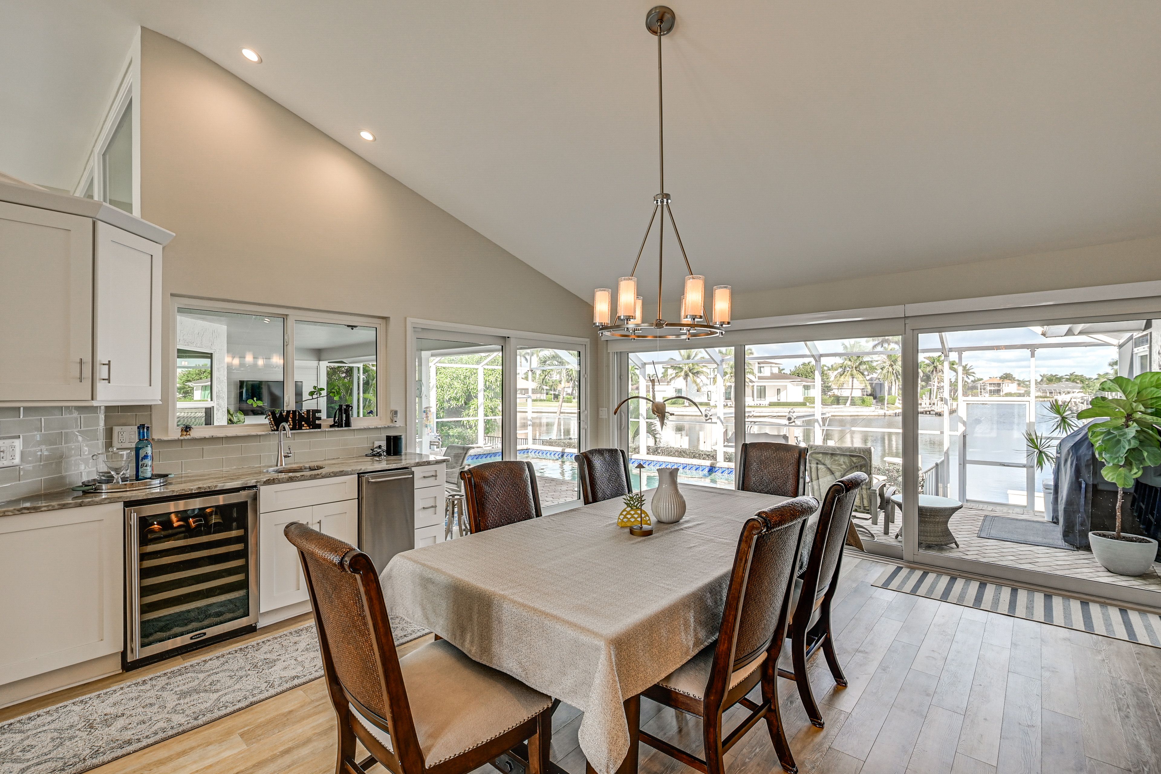Dining Area | Wet Bar
