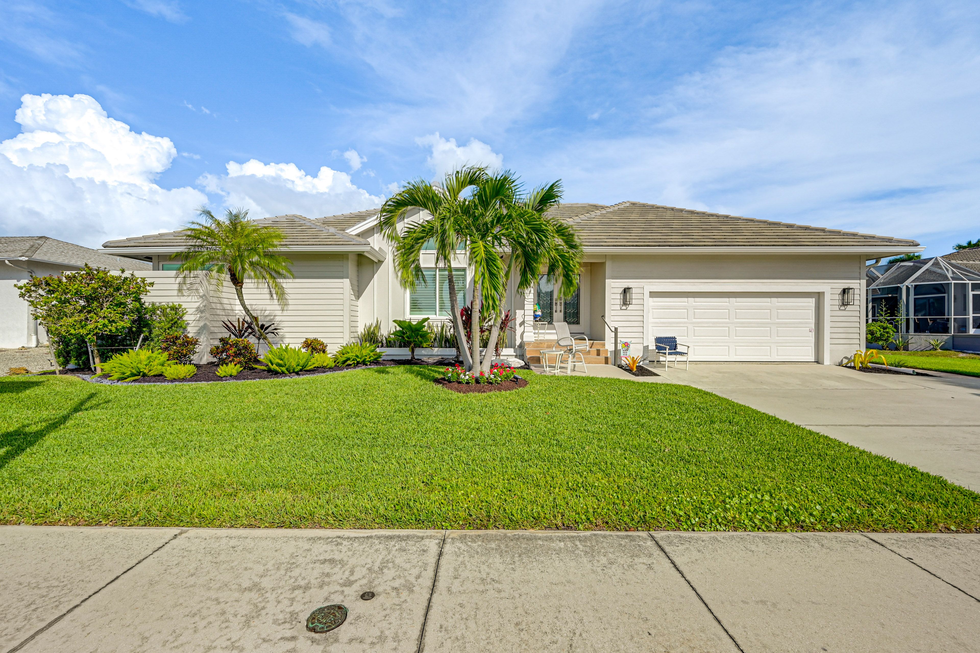 Parking | Driveway (4 Vehicles) | Garage (1 Vehicle)
