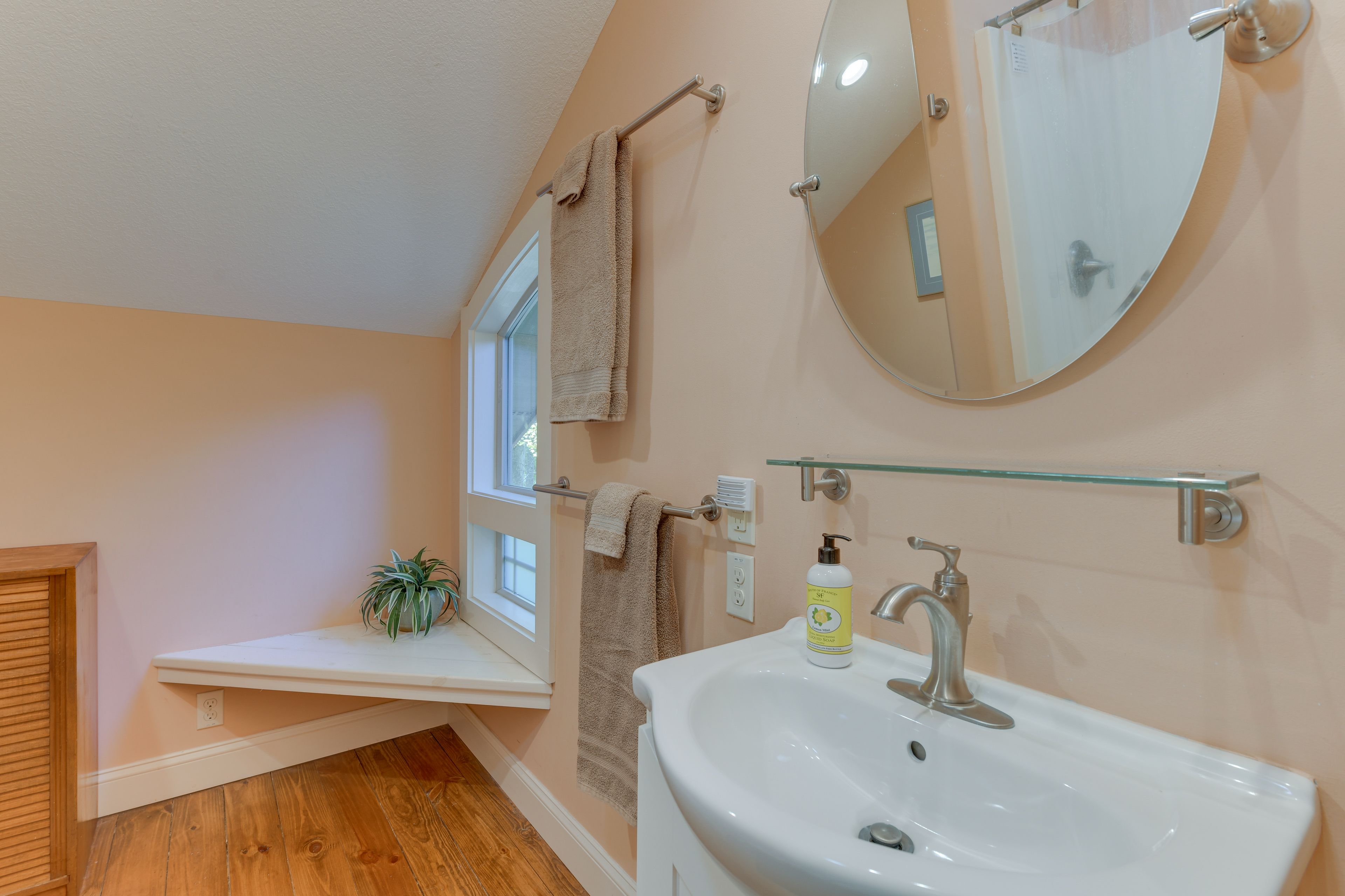 Full Bathroom | Towels & Linens Provided