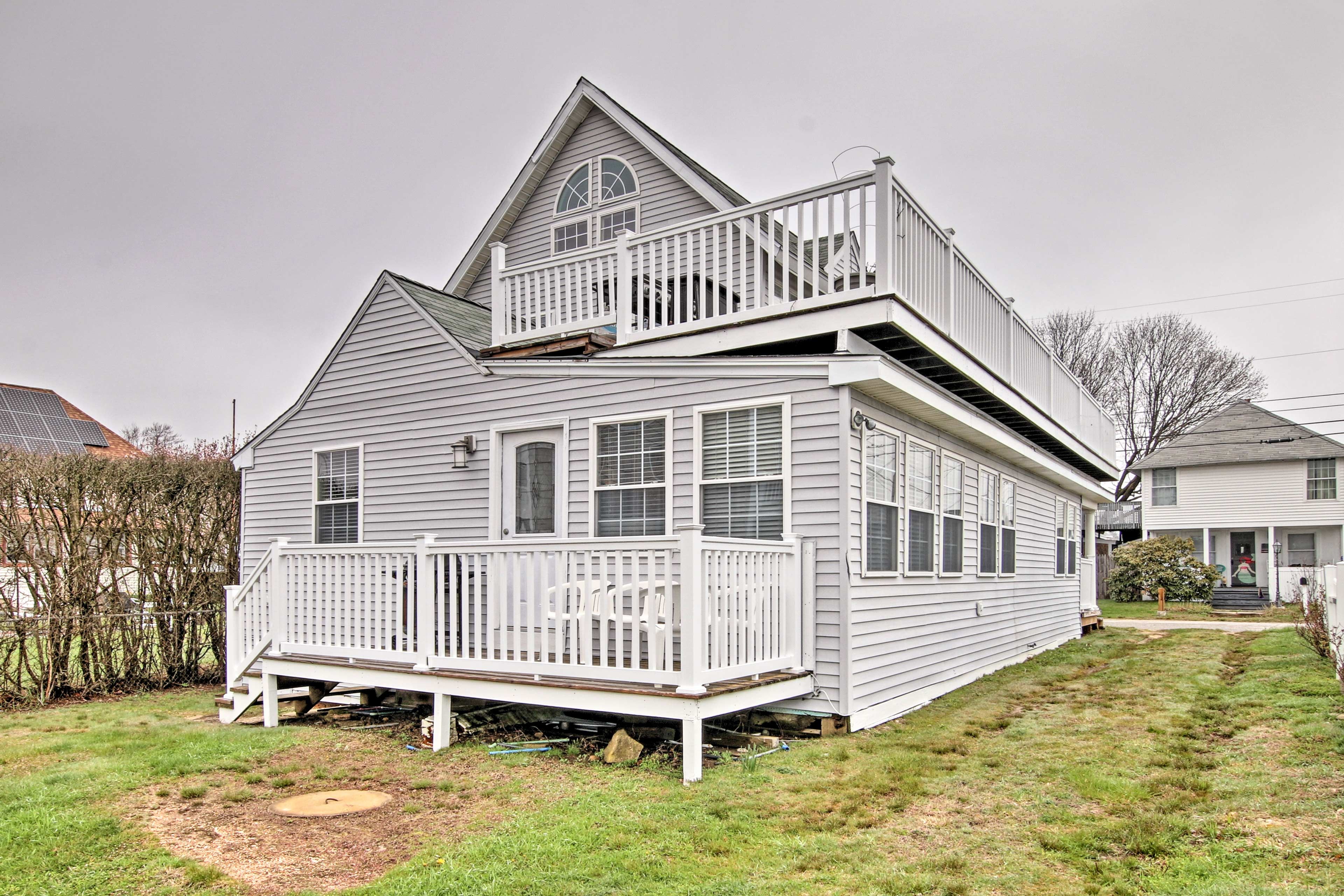 Run away to Old Lyme and stay at this vacation rental apartment!
