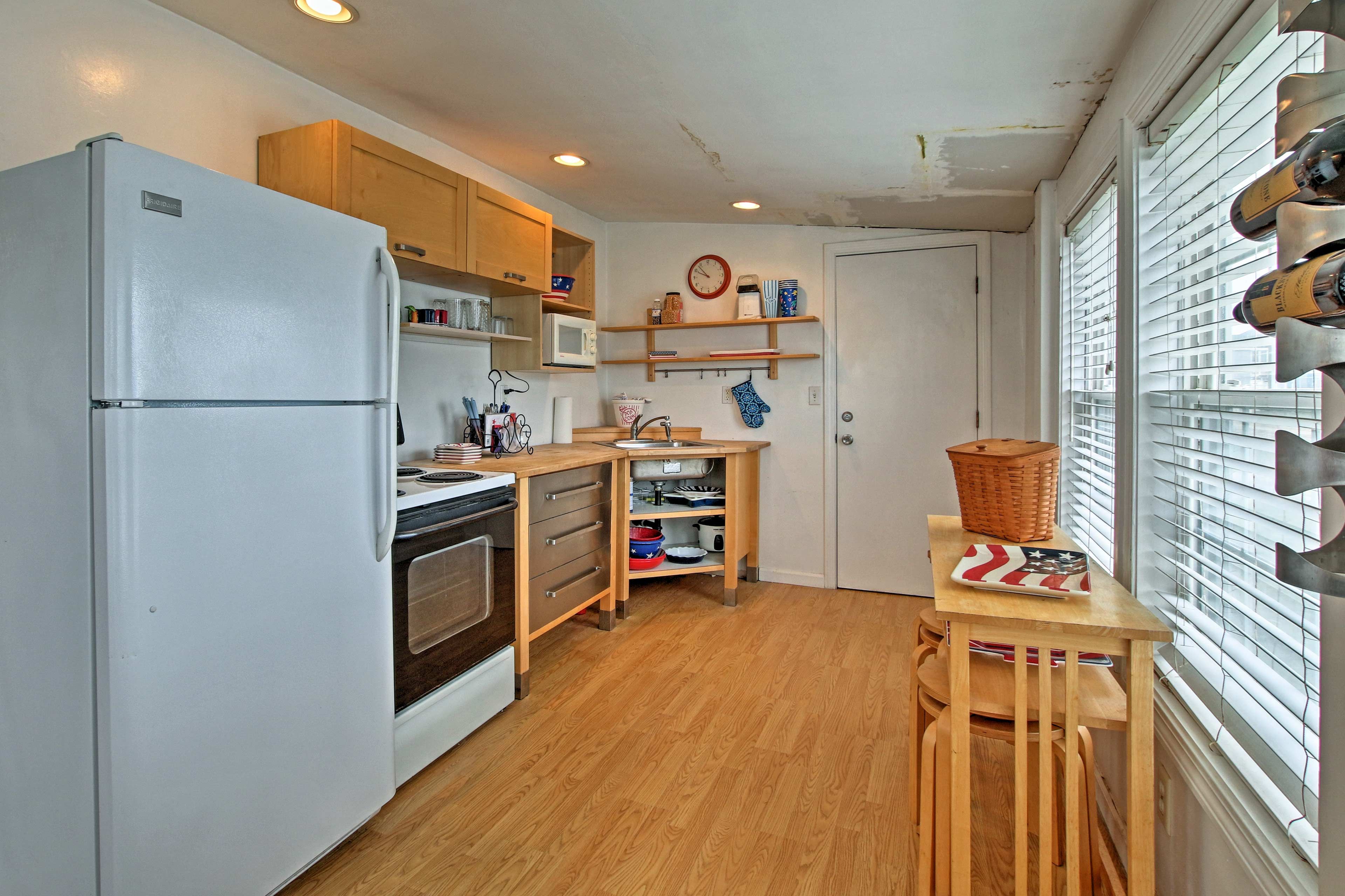 The kitchen is well-equipped with all your culinary essentials!