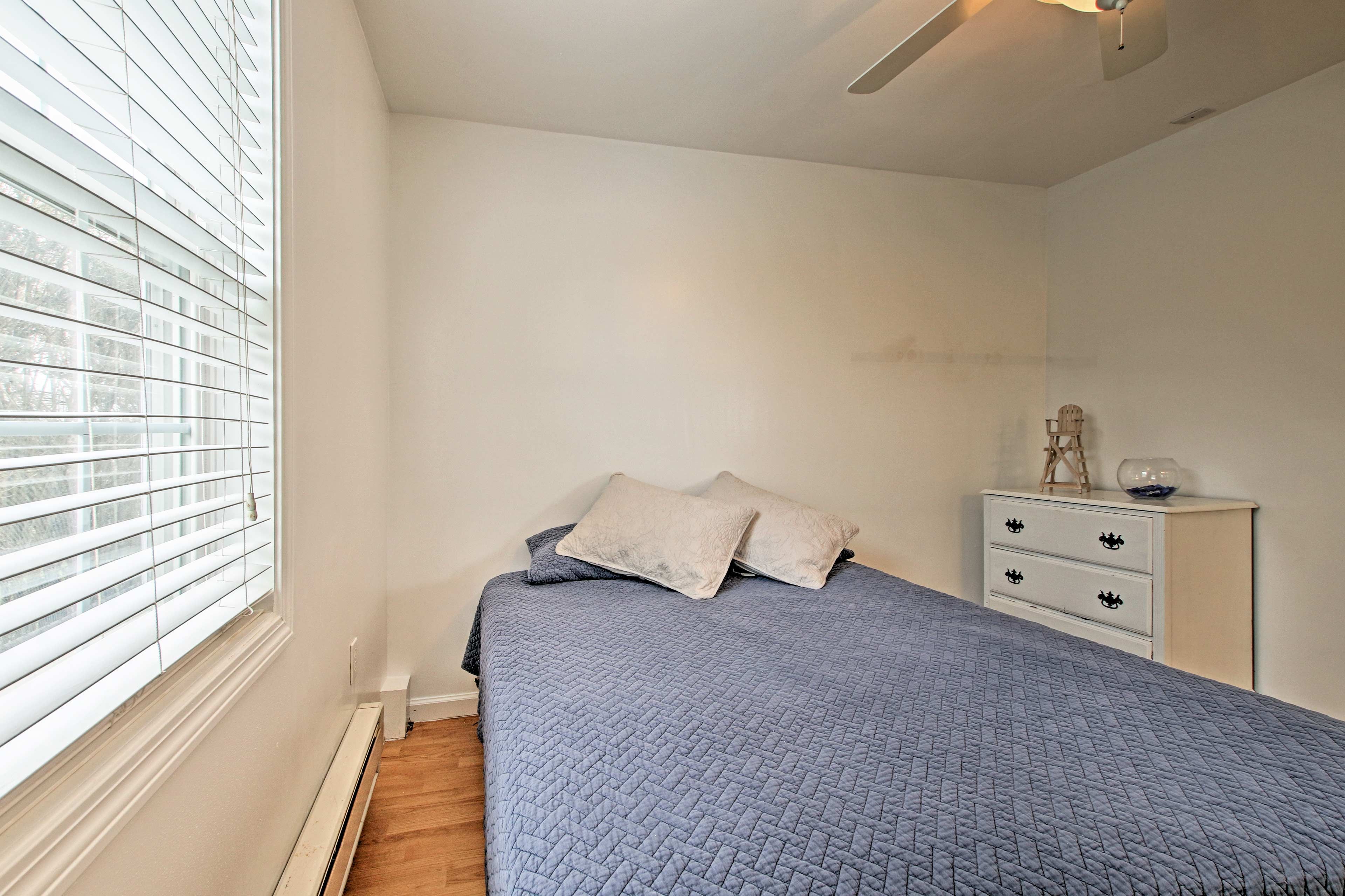 Curl up in the comfortable queen bed and doze off.