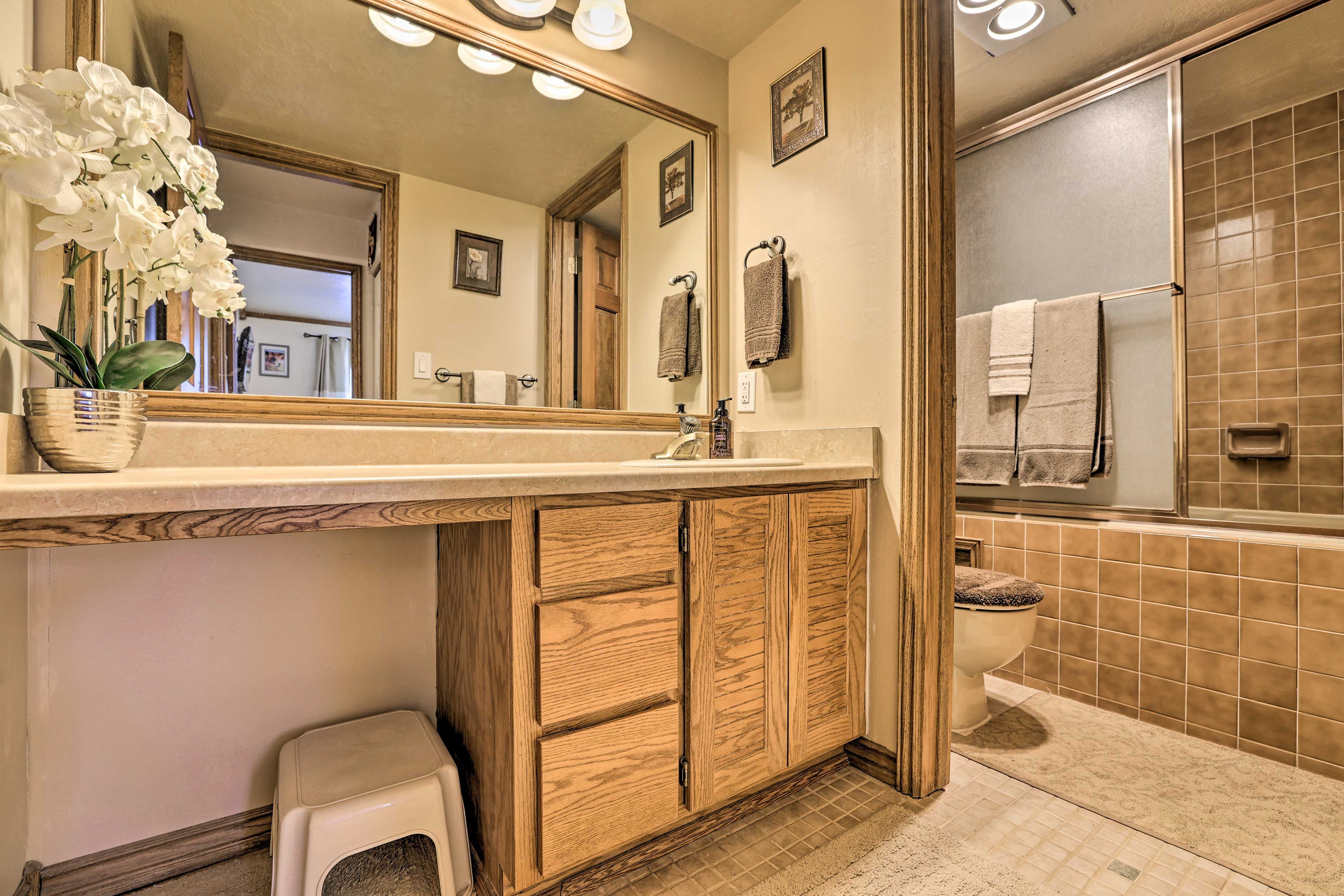 Full Bathroom | Towels Provided