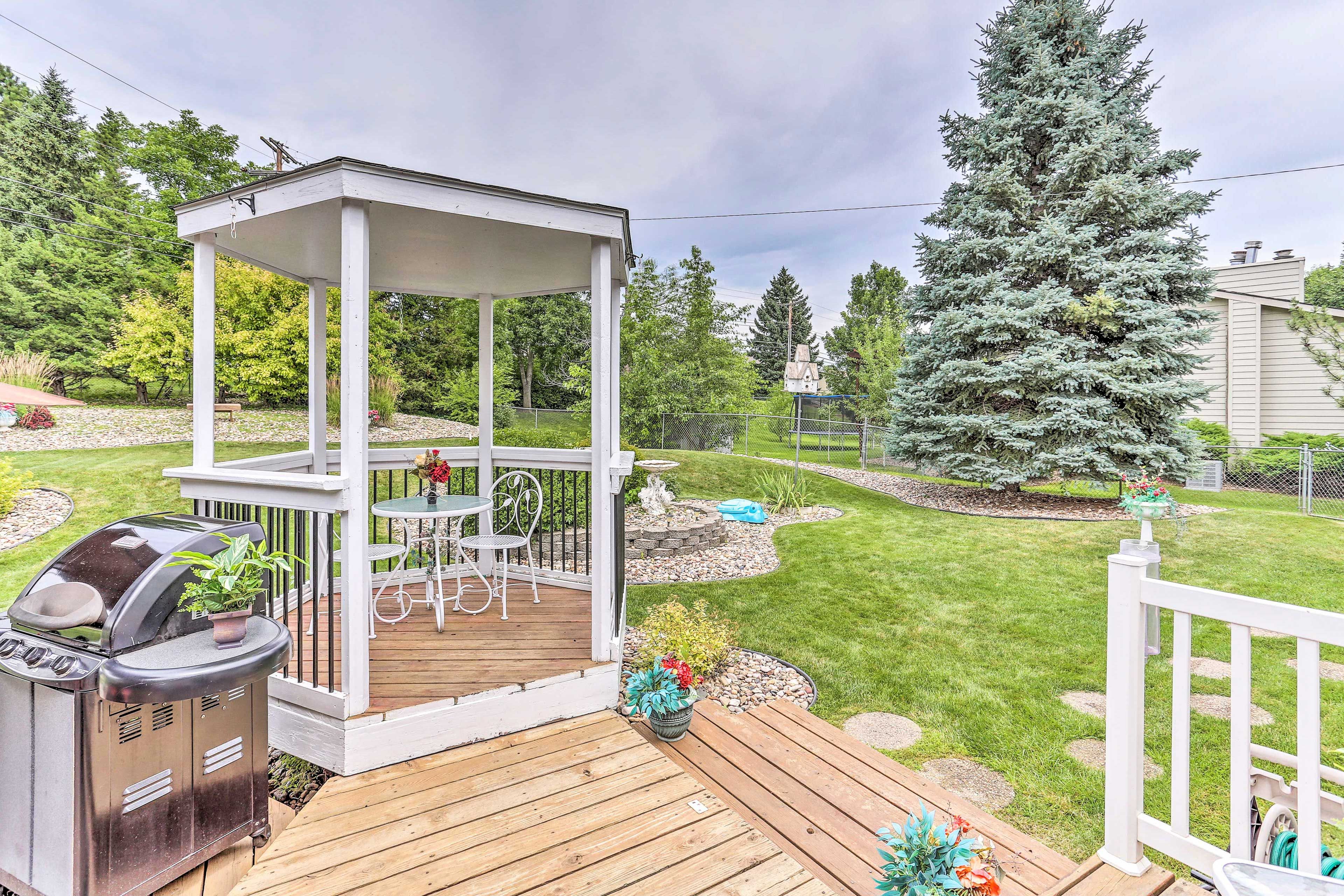 Up to 8 guests can enjoy proximity to downtown and national attractions!
