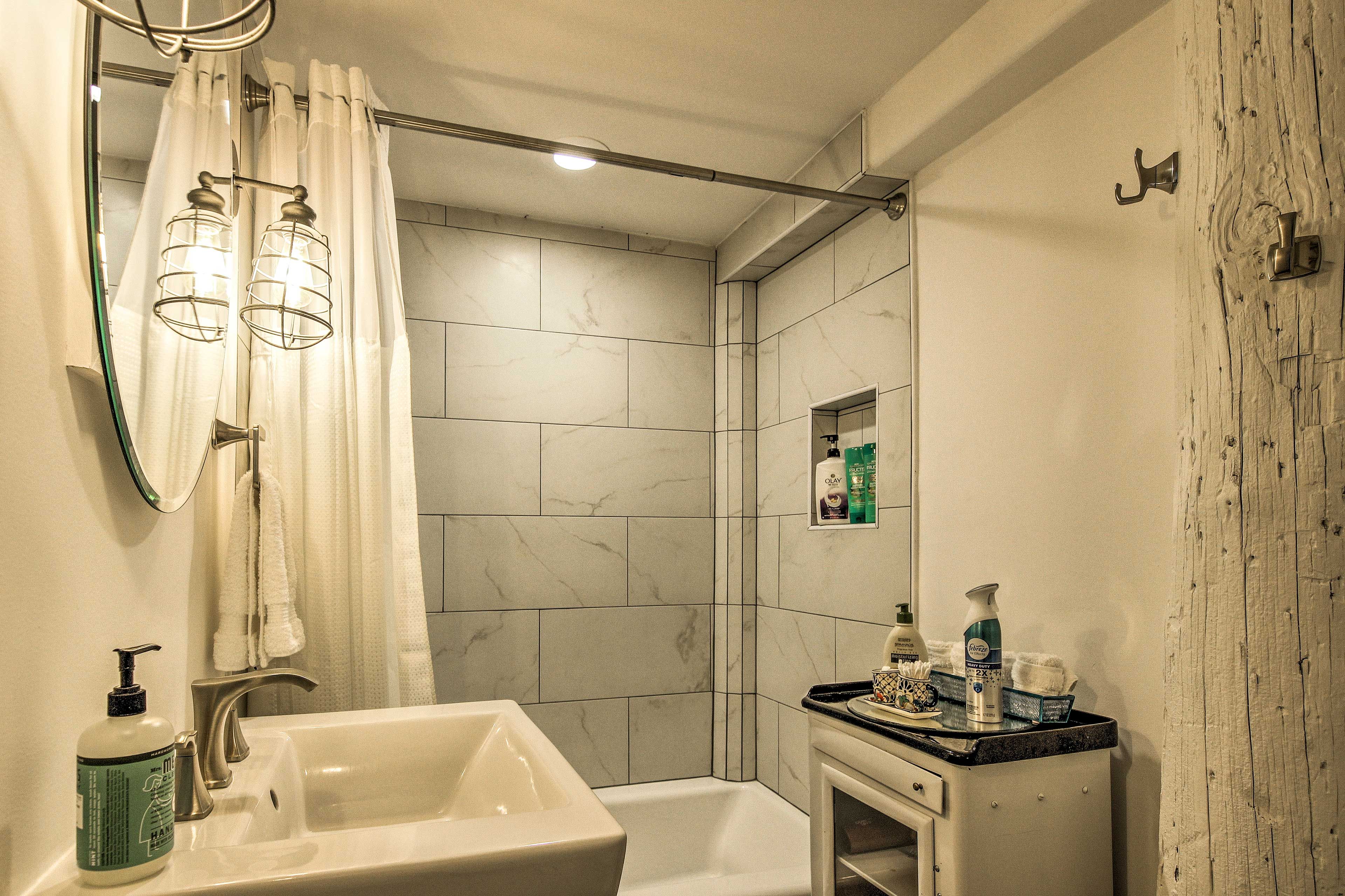 Studio | Full Bathroom | Towels