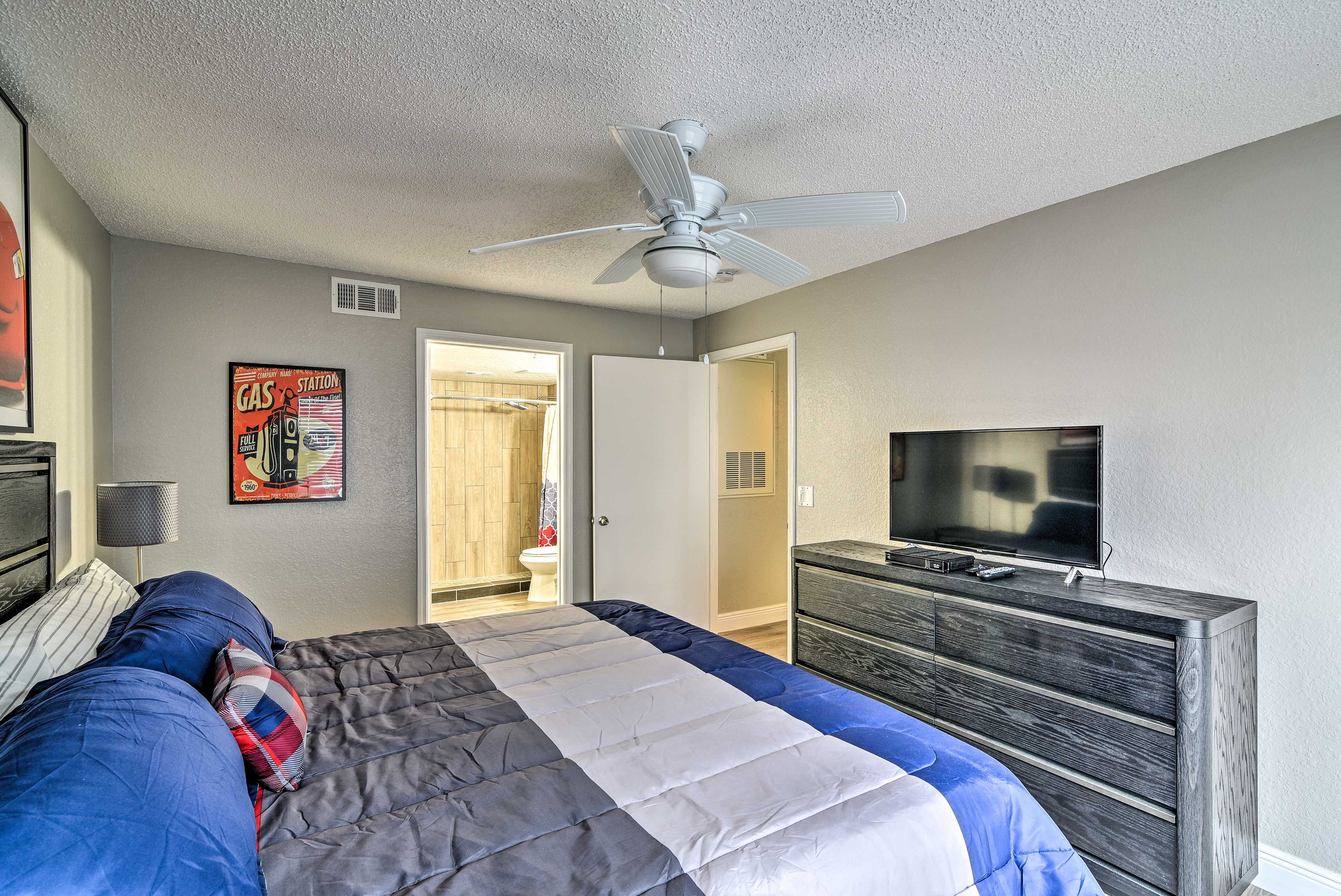 The unit is equipped with 3 flat-screen cable TVs.