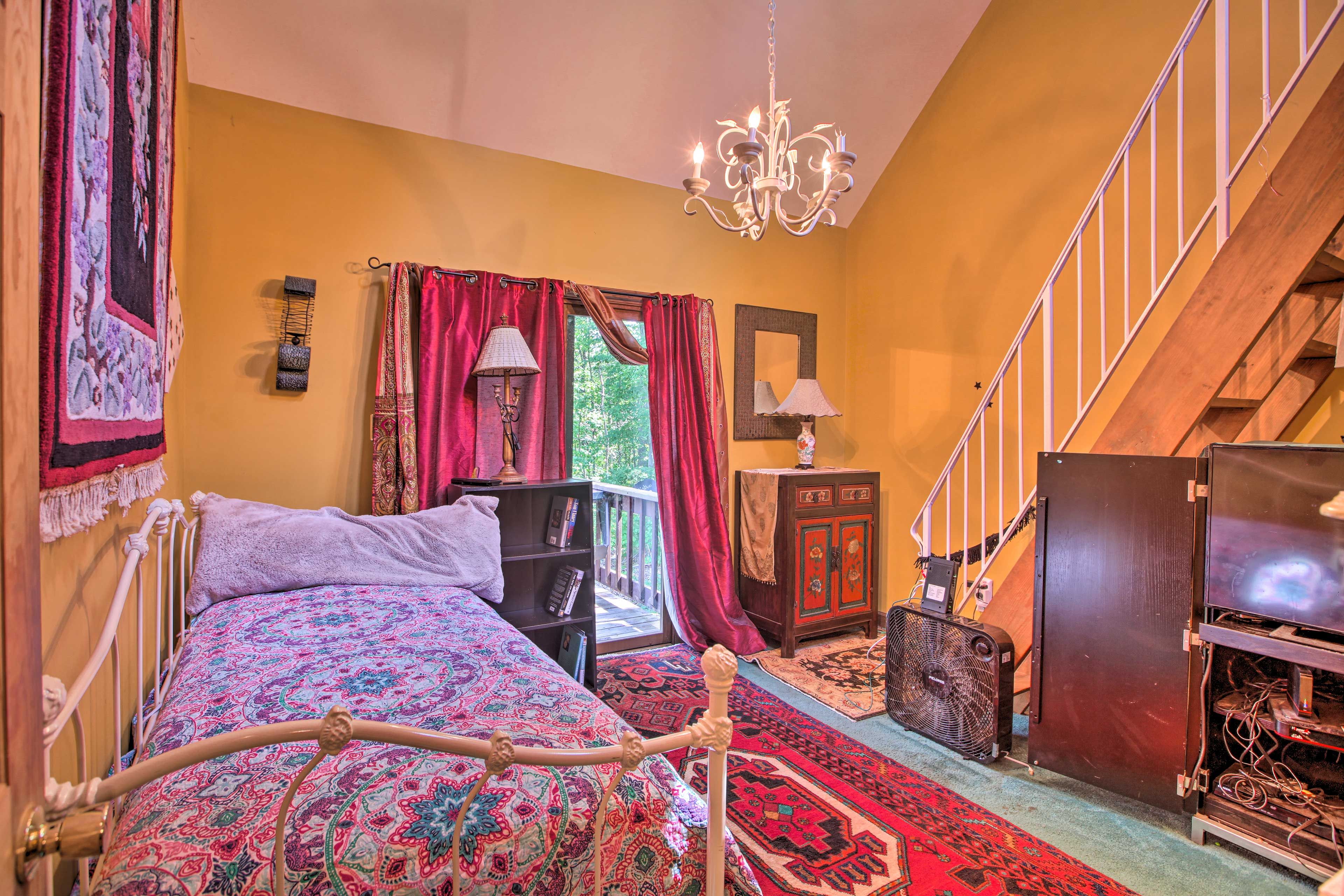 Bedroom 2 | Twin Bed | Main Floor | Steps Required