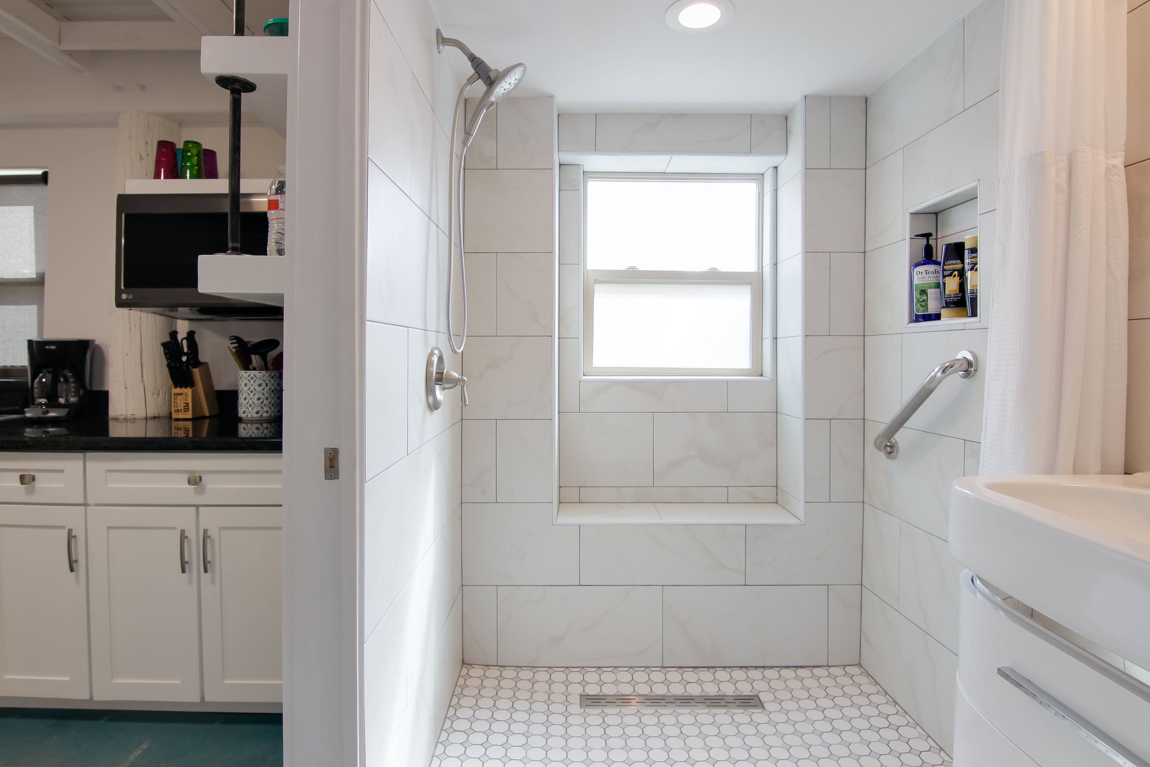 Studio | Full Bathroom | Linens/Towels | Complimentary Toiletries