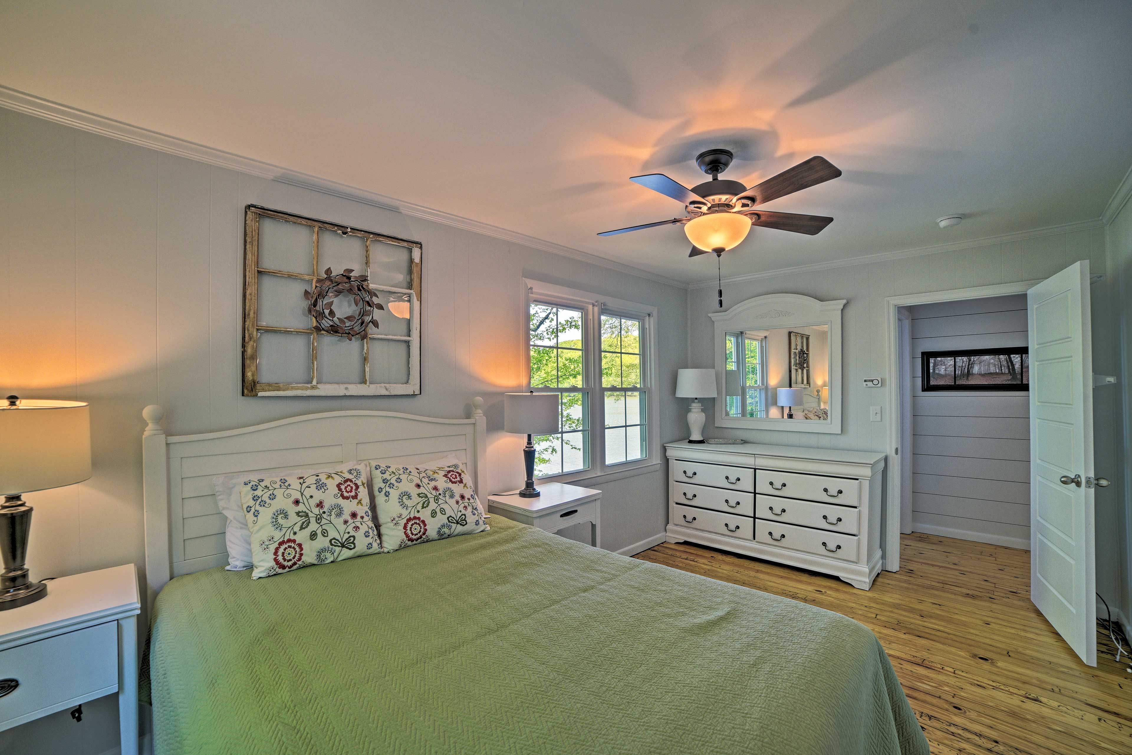 Bedroom 1 | Queen Bed