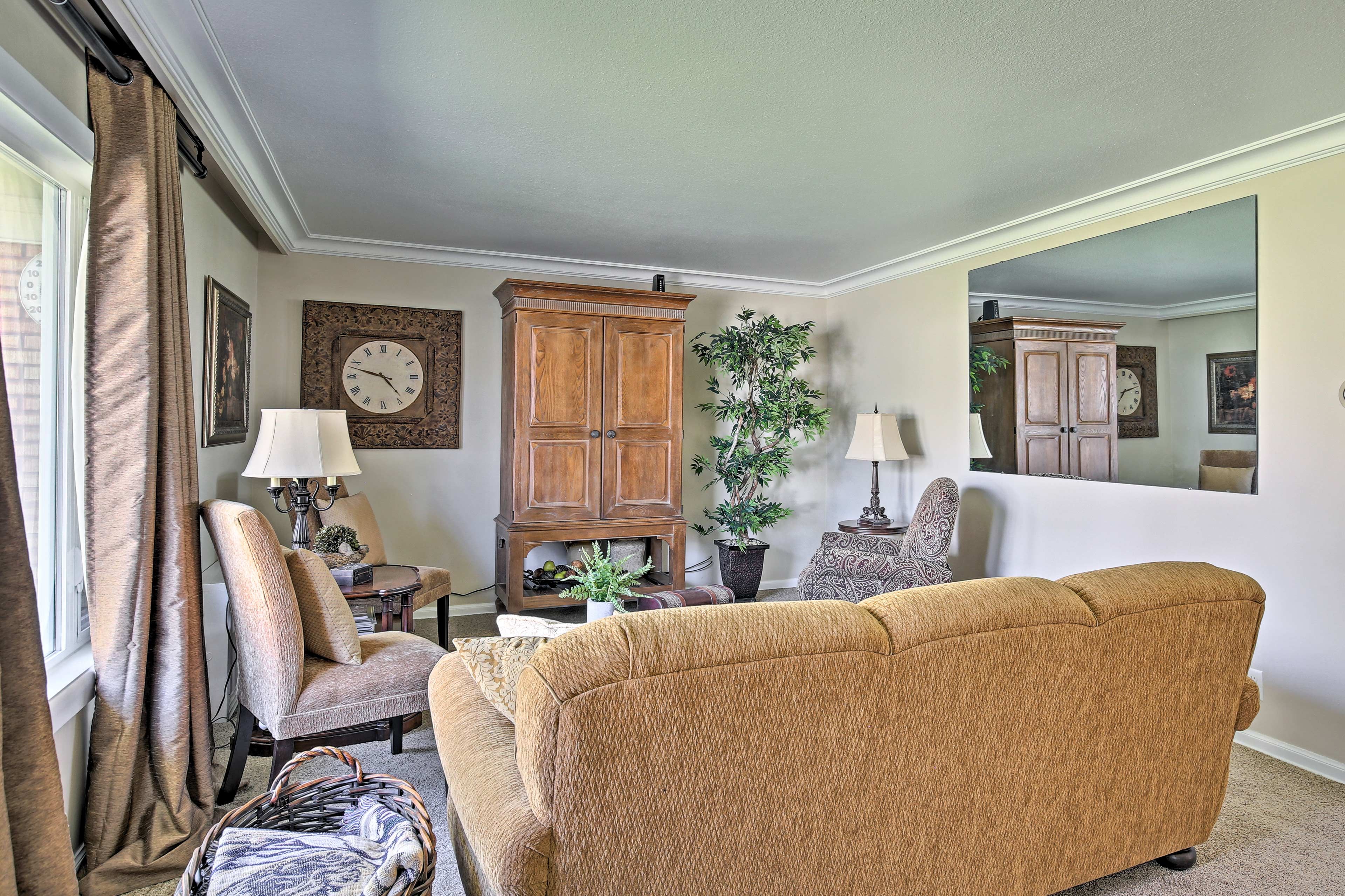 Living Room | Central A/C & Heating | Free WiFi