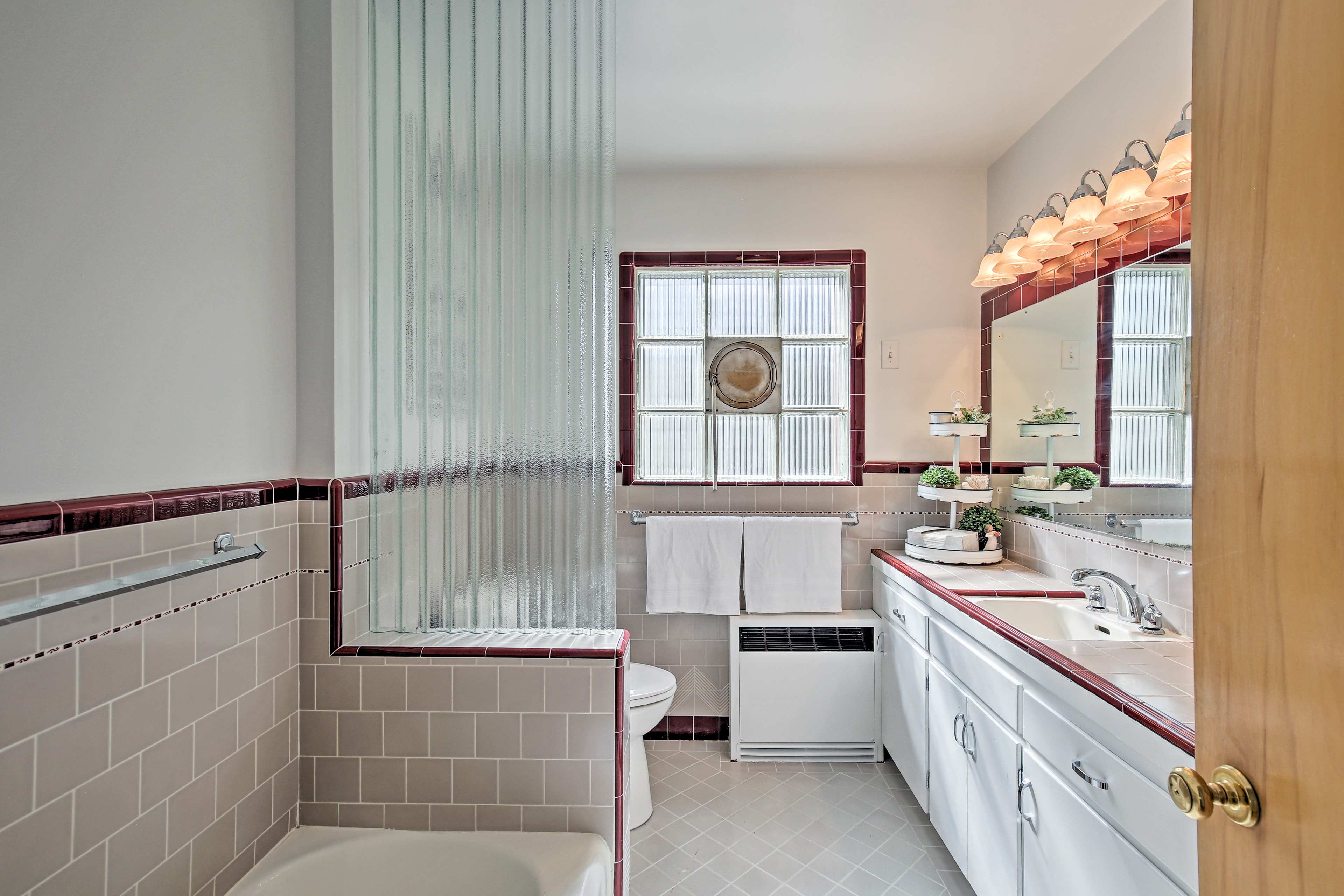 Full Bathroom | Towels Provided