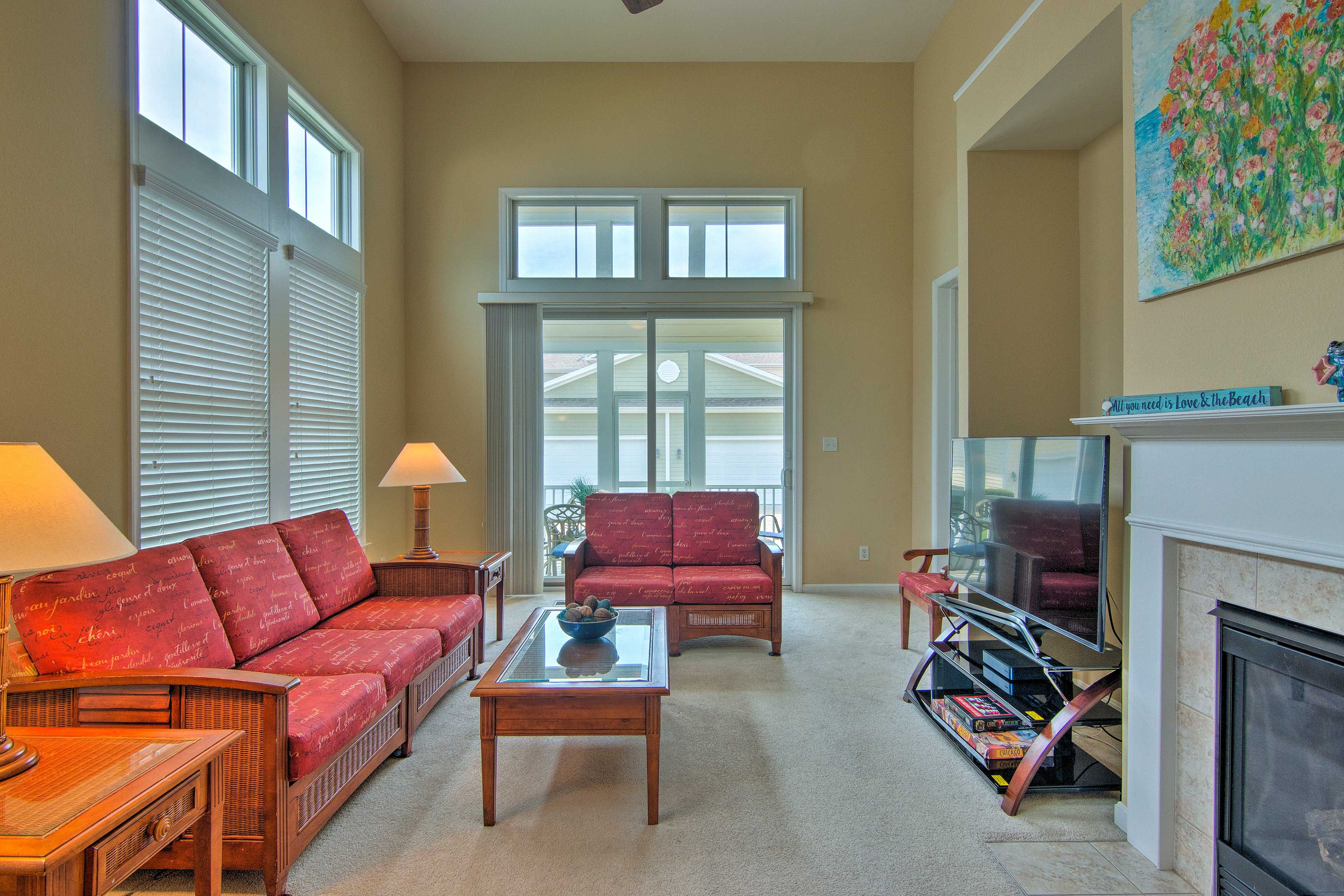 Living Room | High Ceilings | Gas Fireplace | Free WiFi