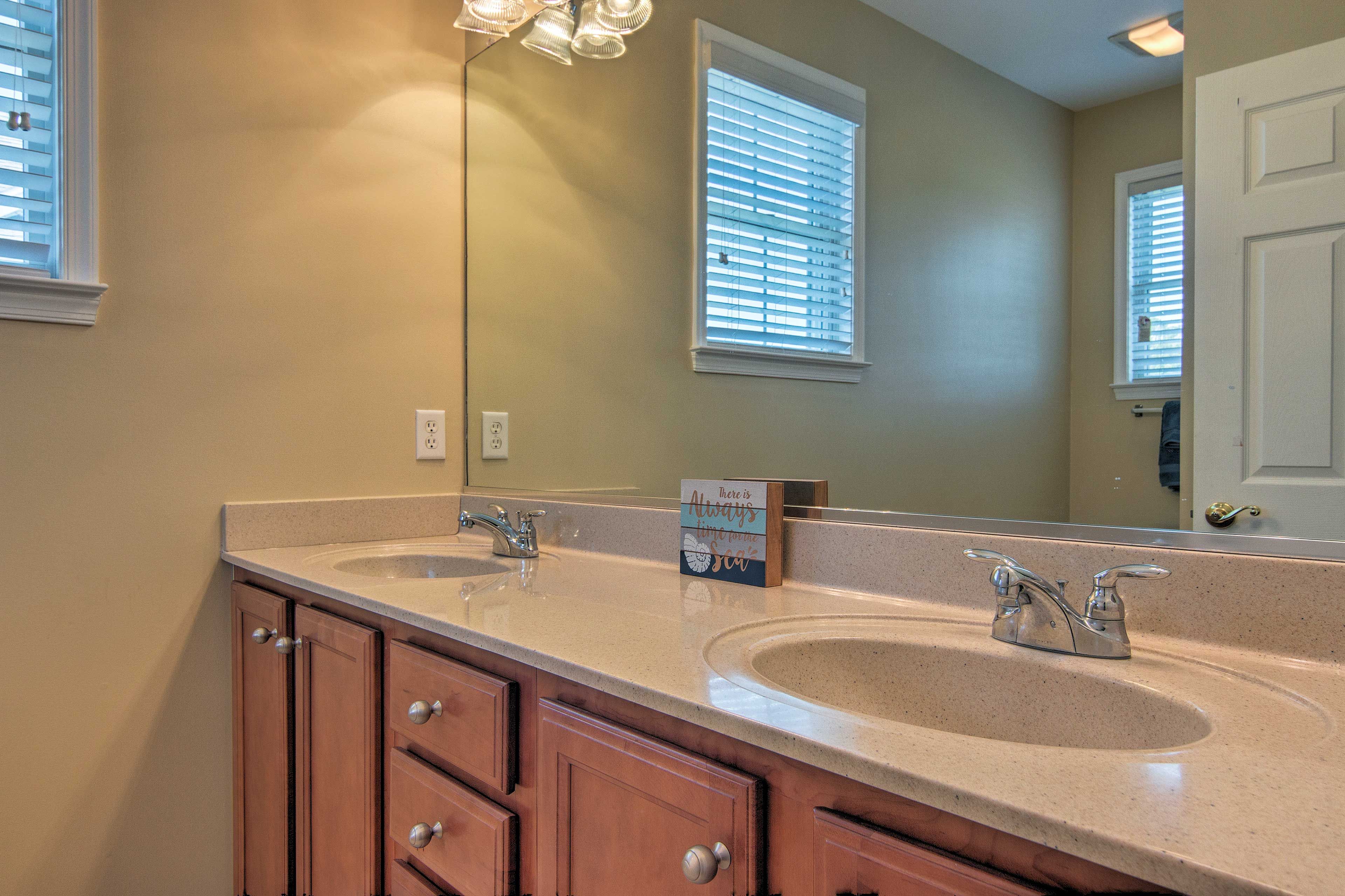 Full Bathroom | Shower/Tub Combo | Towels Provided