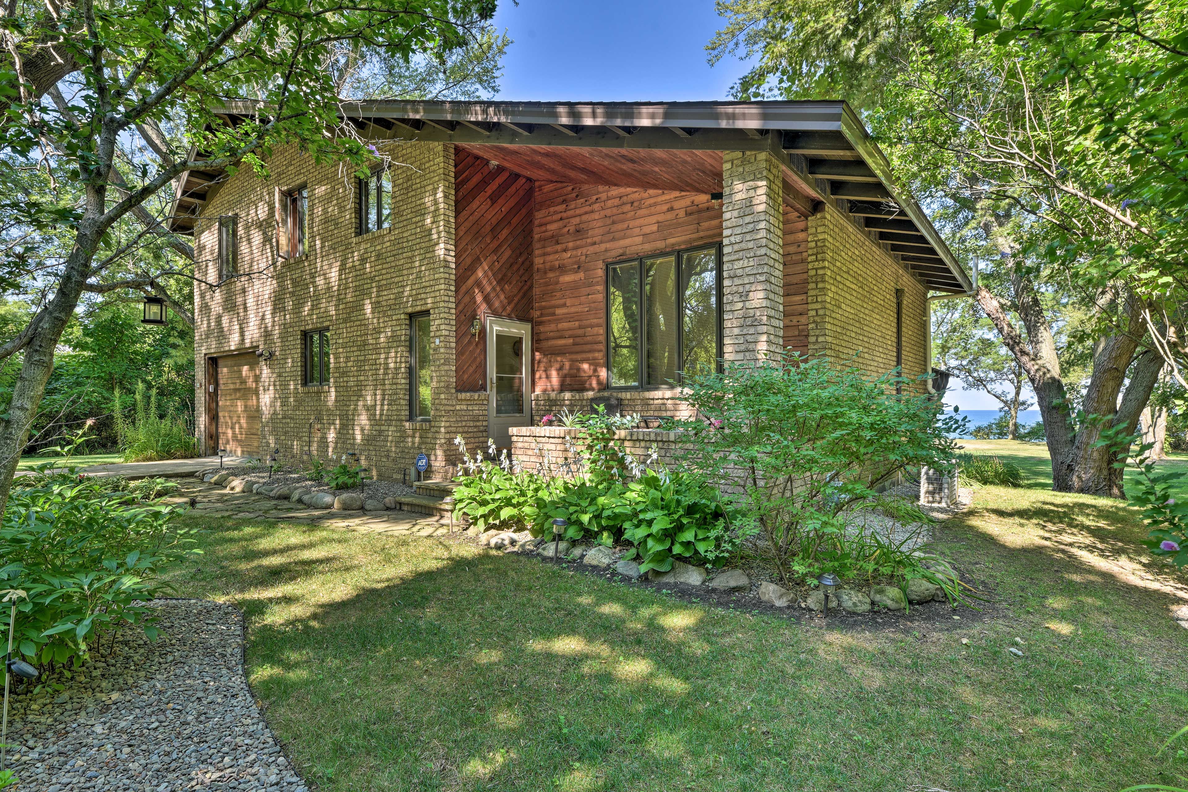Exterior | Parking | Driveway (4 Vehicles) | Garage (1 Vehicle)