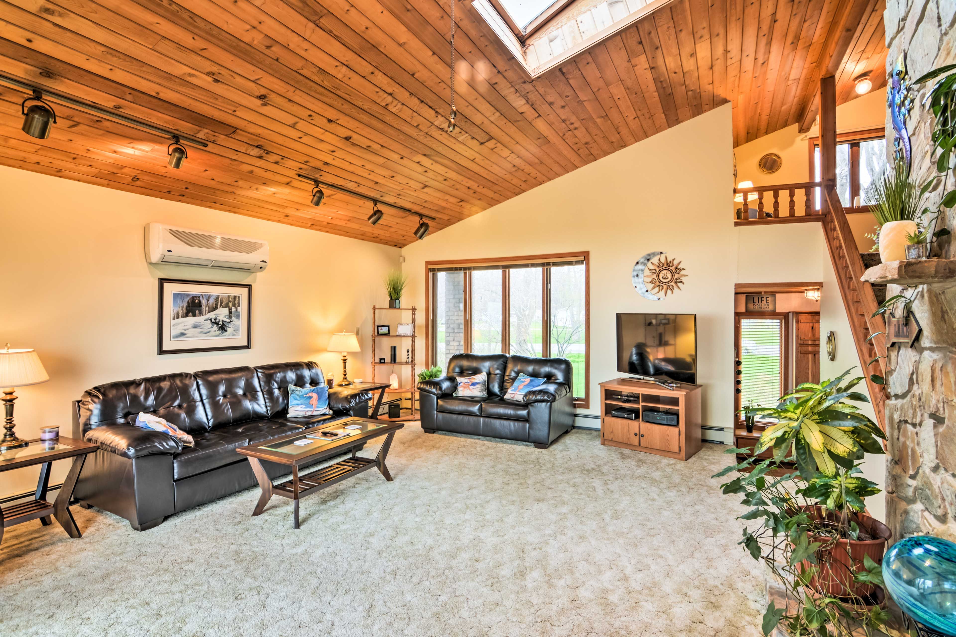 Living Room | 1st Floor | Queen Sleeper Sofa | Central Heating | Free WiFi