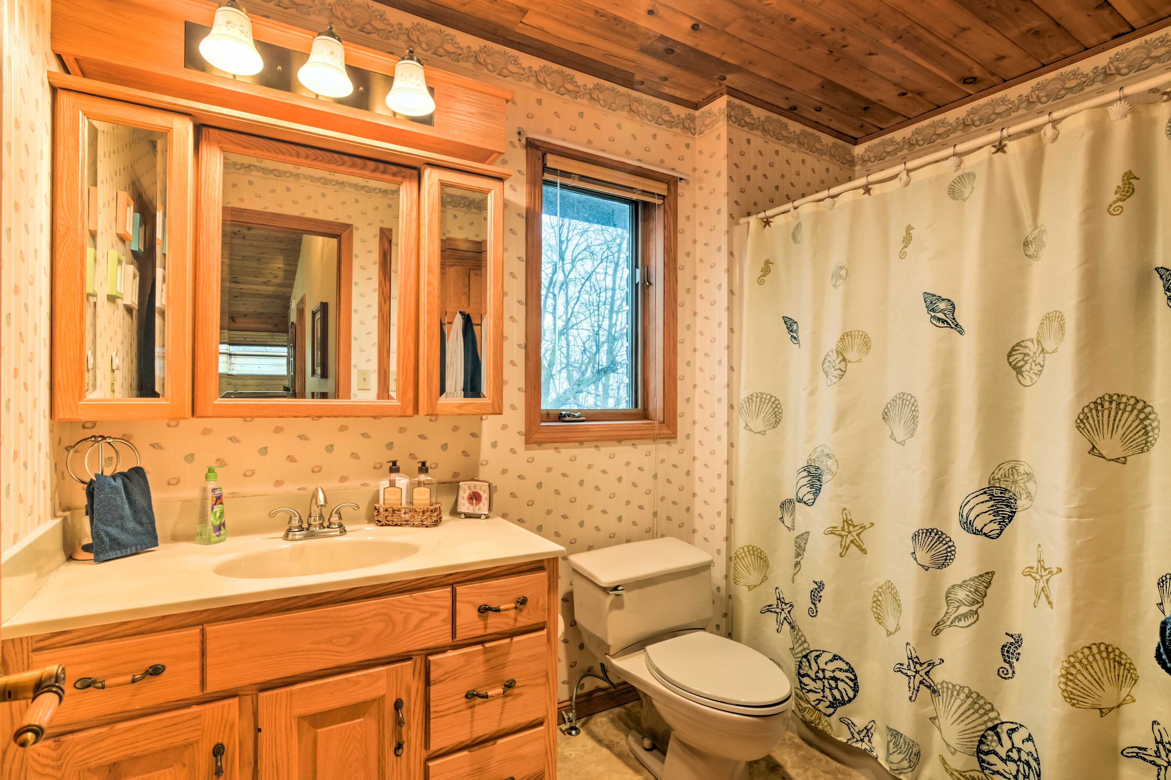 Full Bathroom | 2nd Floor | Complimentary Toiletries | Towels Provided
