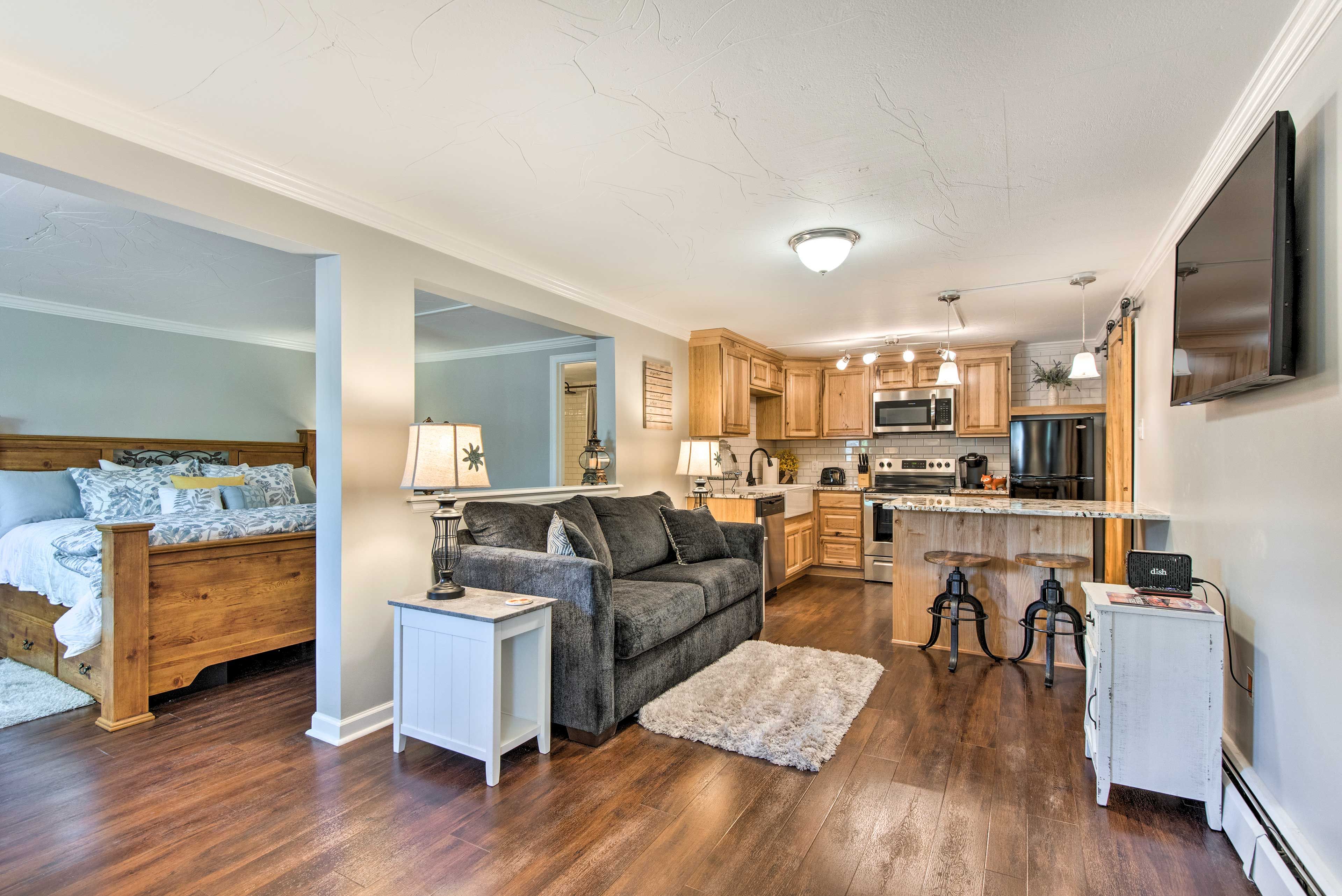 Living Room | Sleeper Sofa | Free WiFi