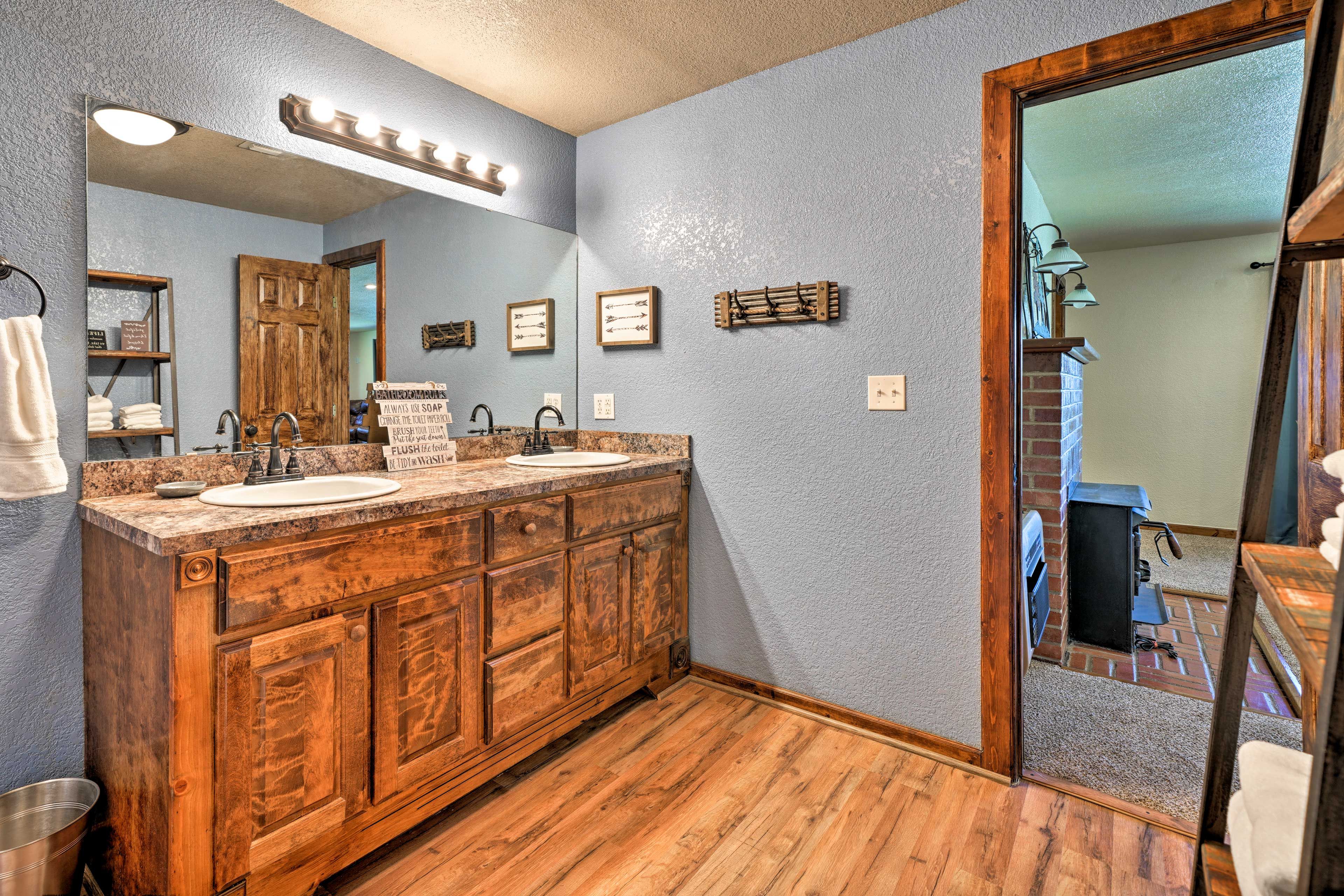 Full Bathroom | Toiletries Provided