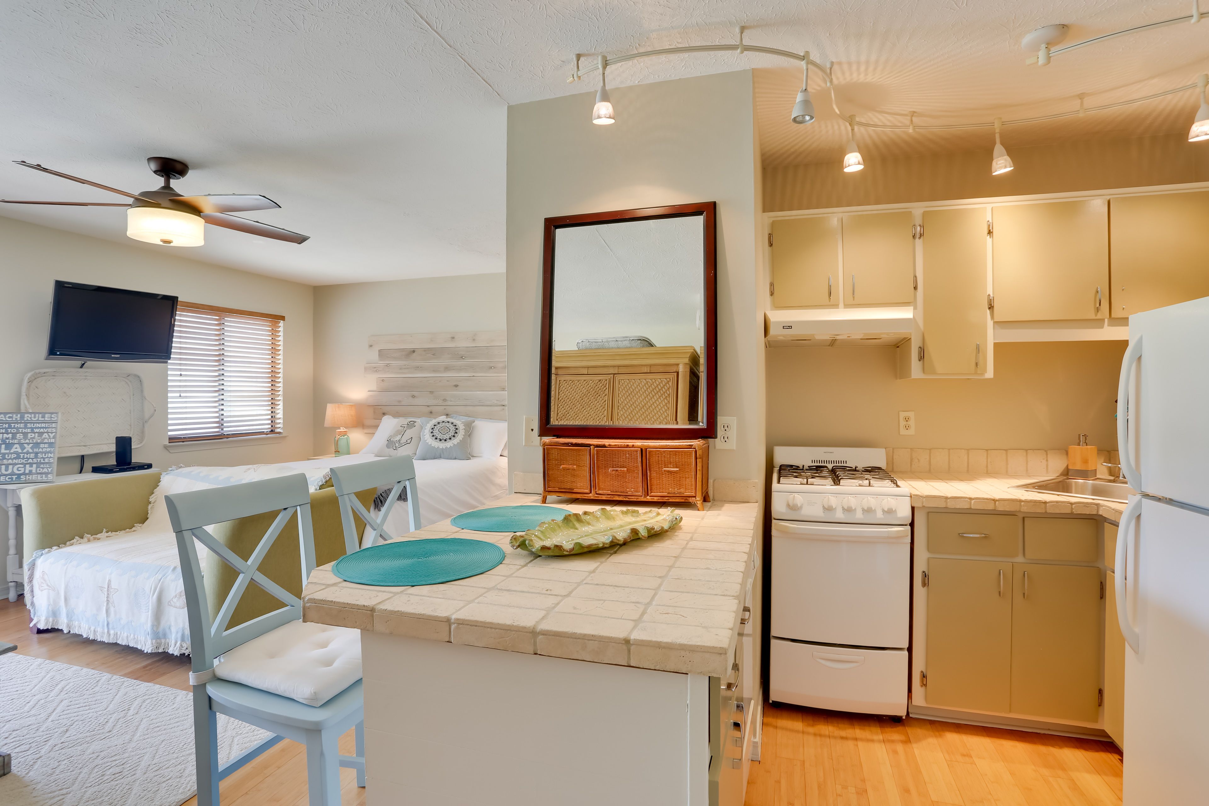 Kitchen | Keurig & Drip Coffee Makers | Toaster | 410 Sq Ft