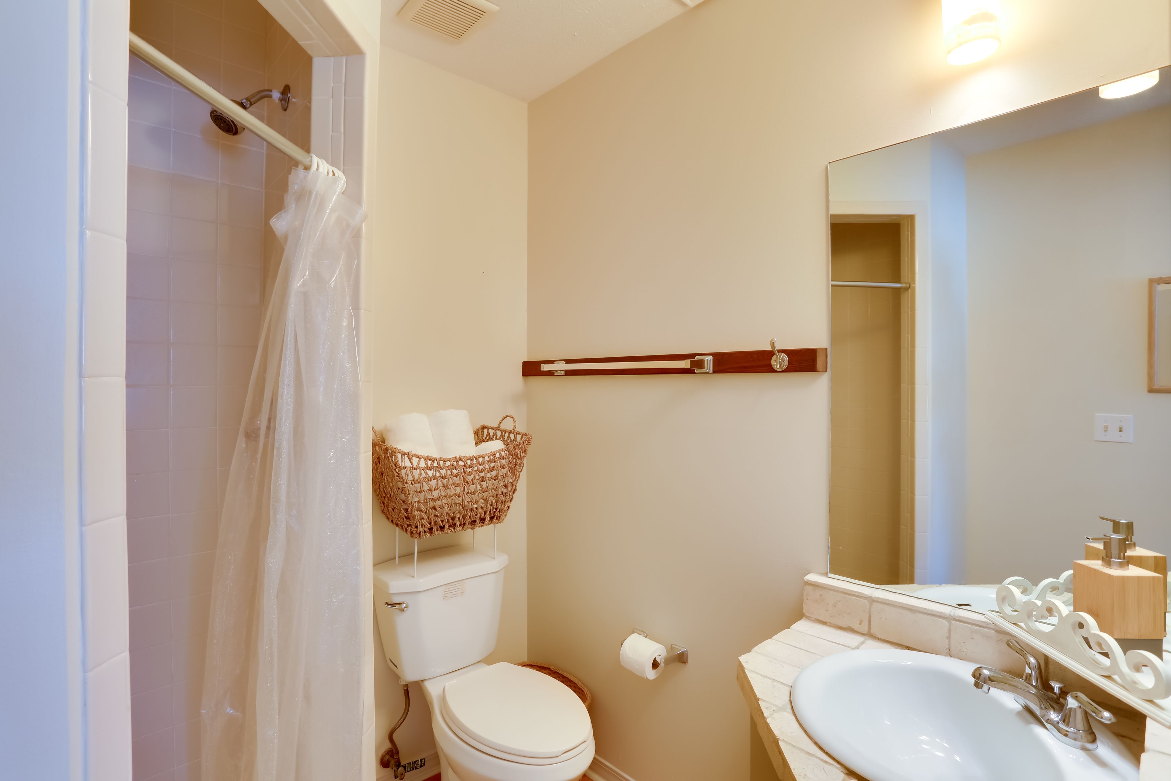 Full Bathroom | Linens & Towels | Complimentary Toiletries | Hair Dryer