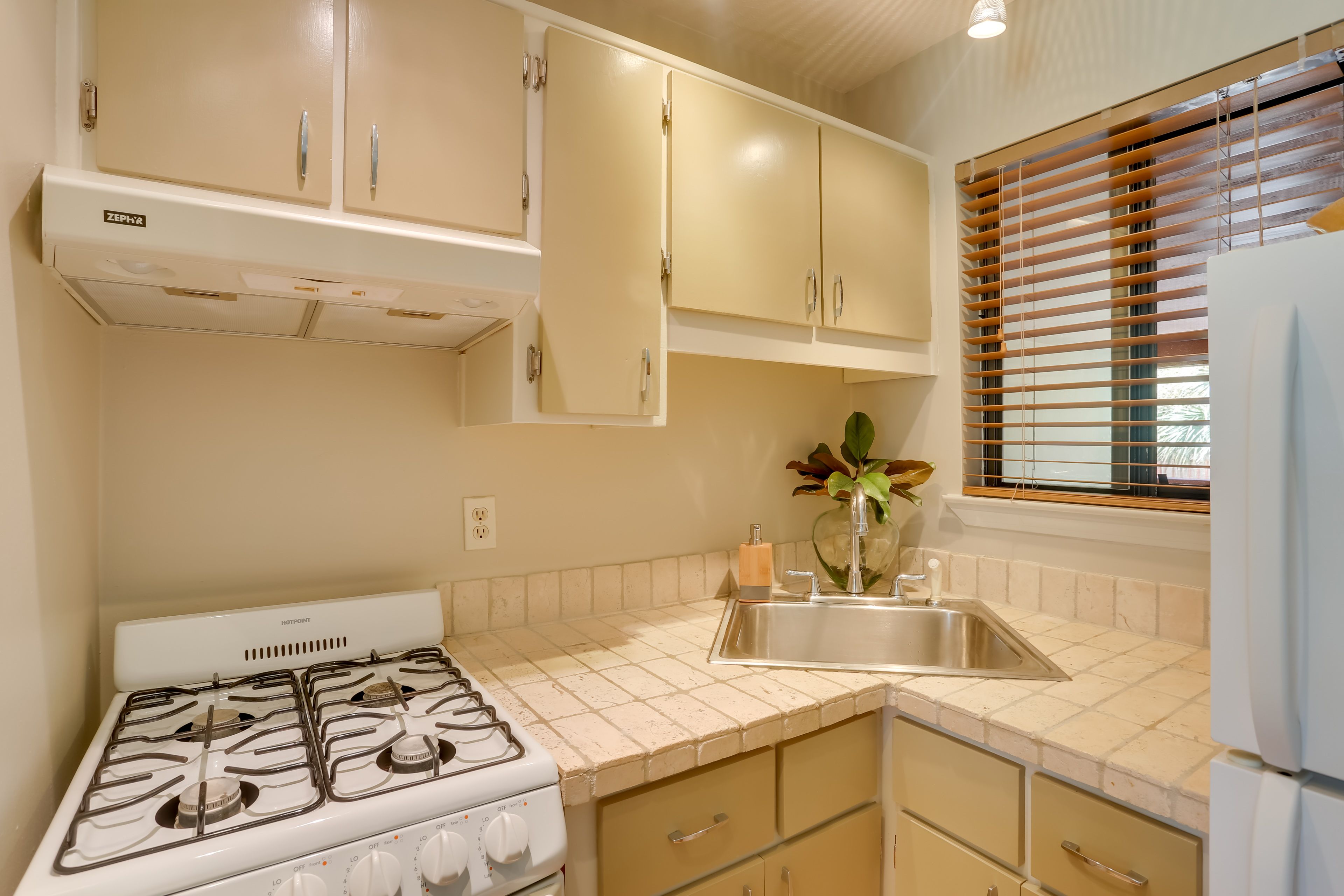 Kitchen | Trash Bags & Paper Towels | Dishware & Flatware