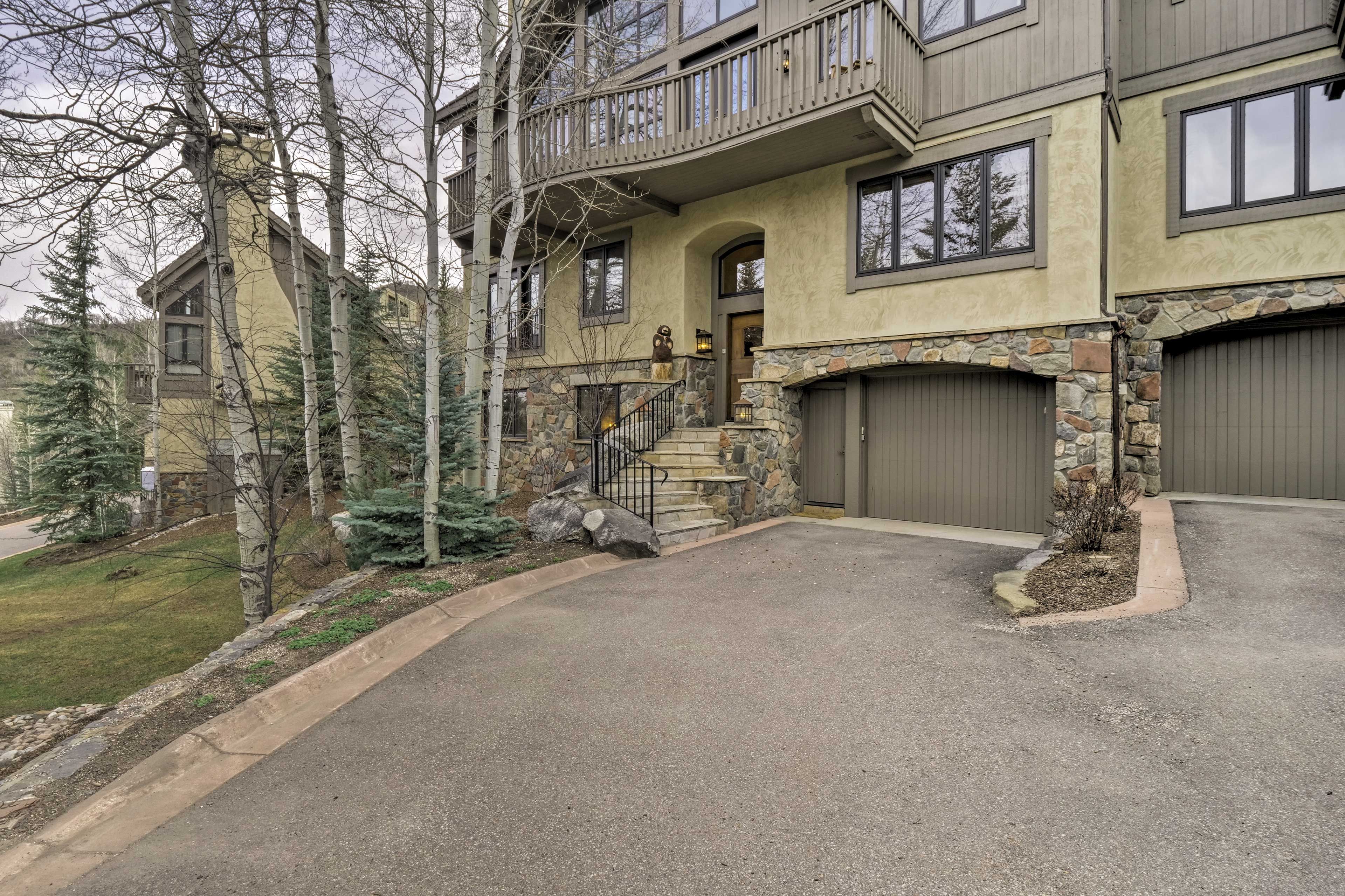 This home is a short walk from the Village, hiking trails & ski slopes!
