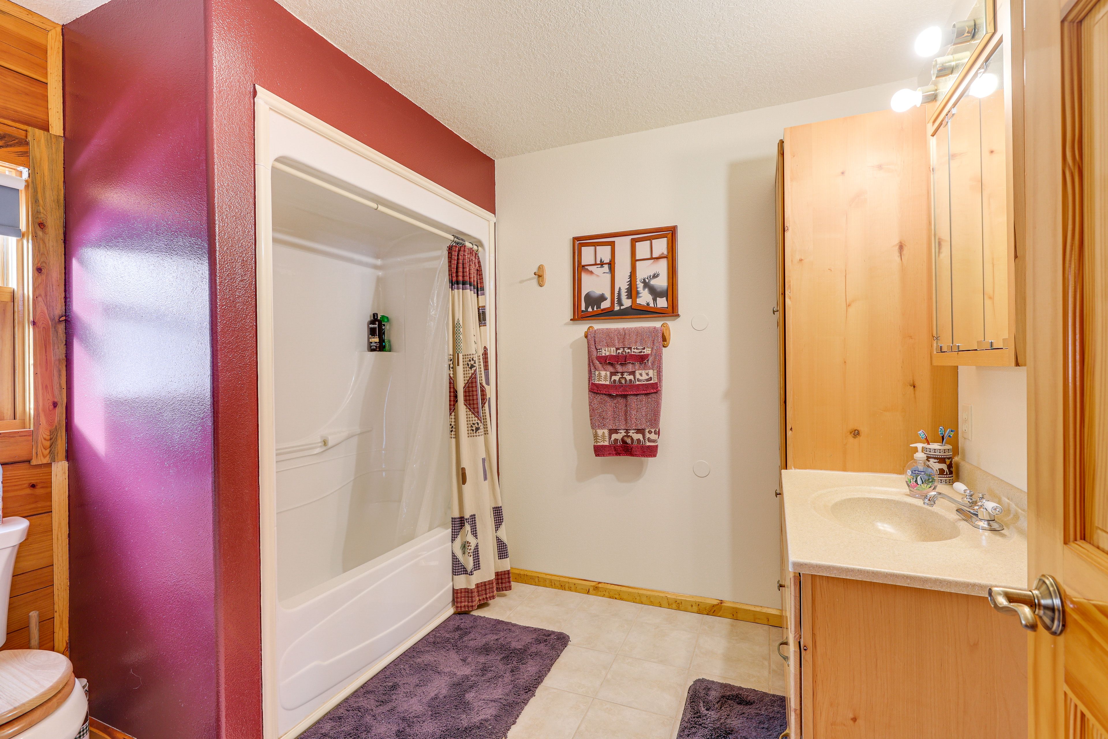 Full Bathroom | 1st Floor | Complimentary Toiletries