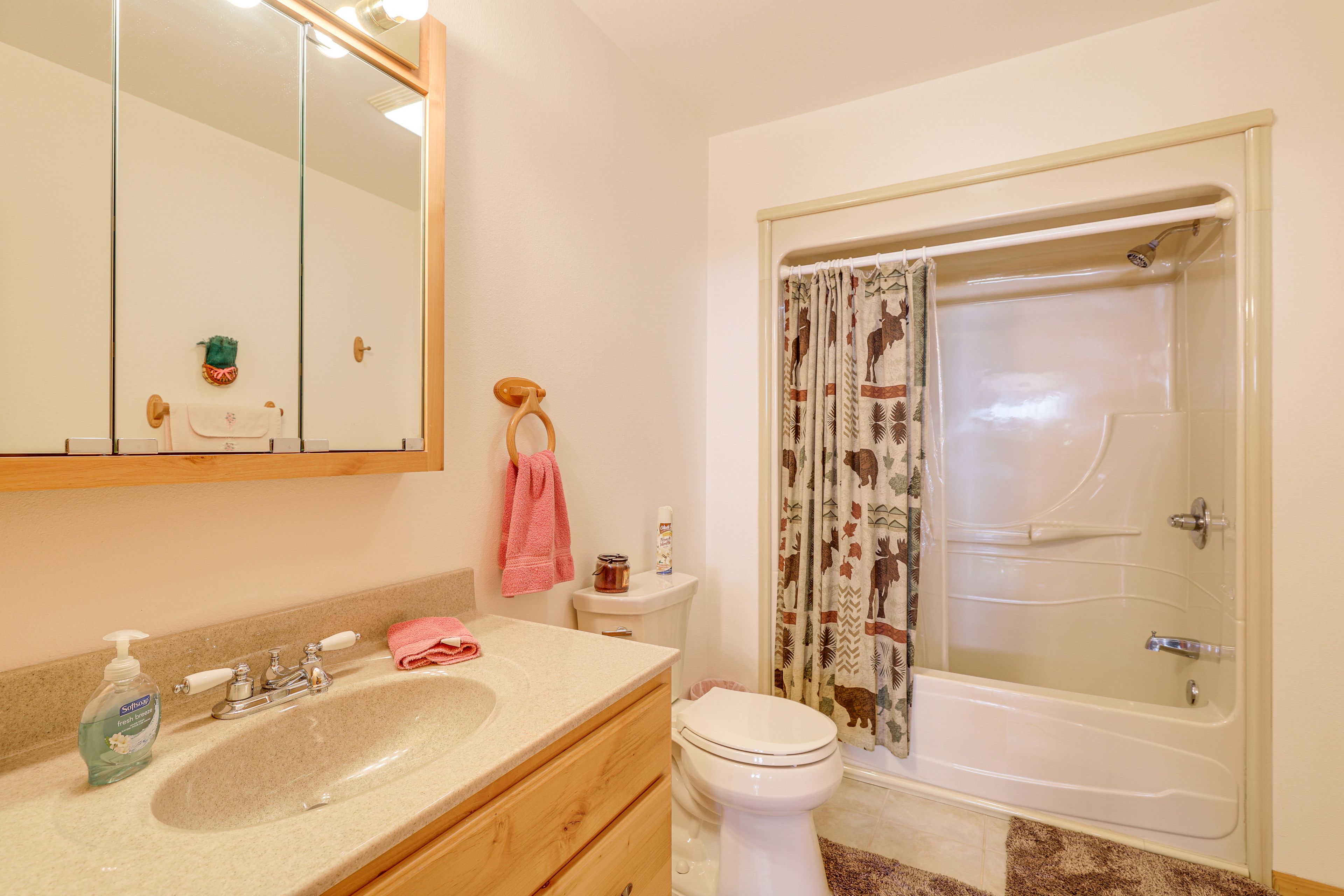 Full Bathroom | 2nd Floor | Towels Provided