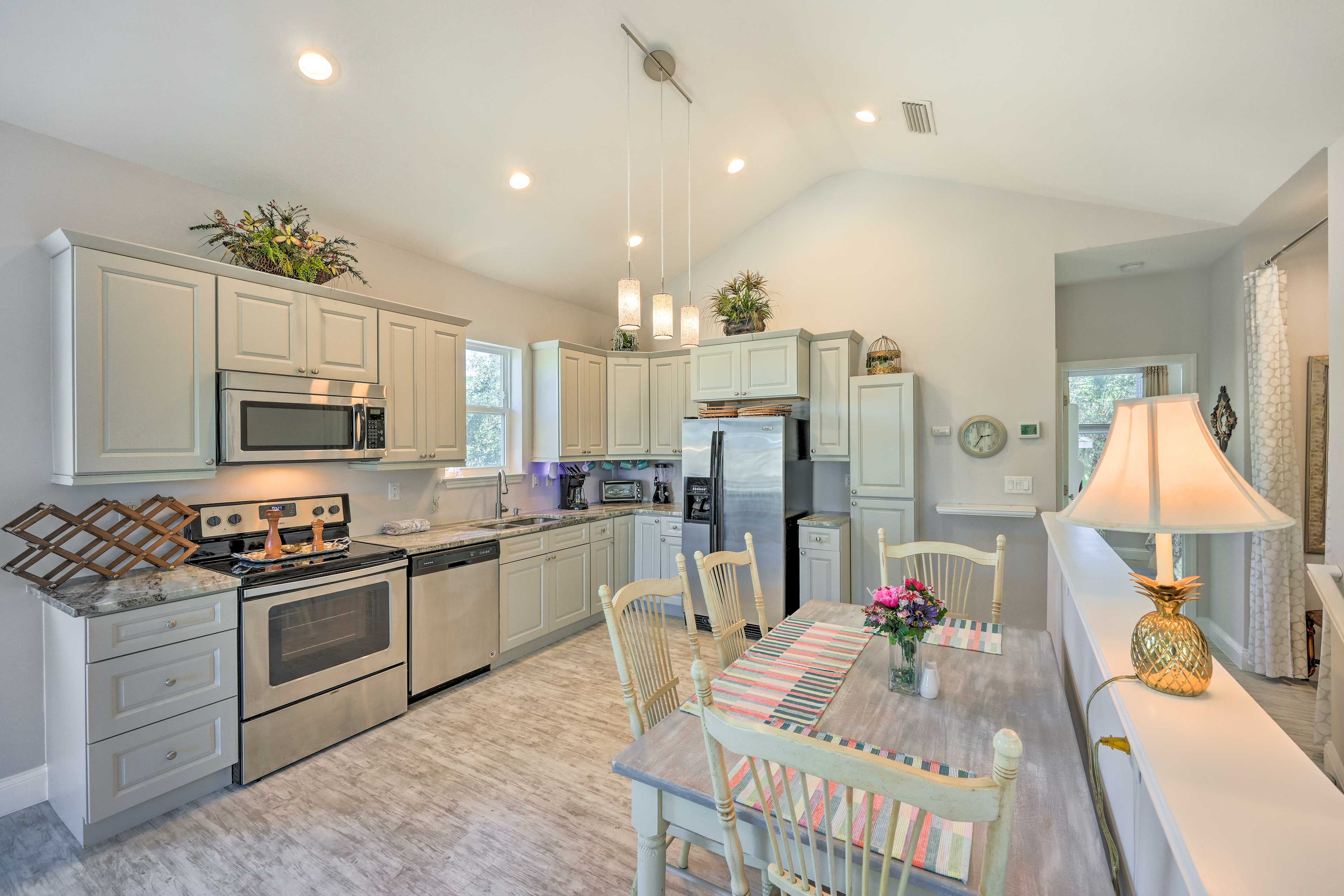 Full Kitchen | Dishwasher | Fridge | Electric Range | Microwave