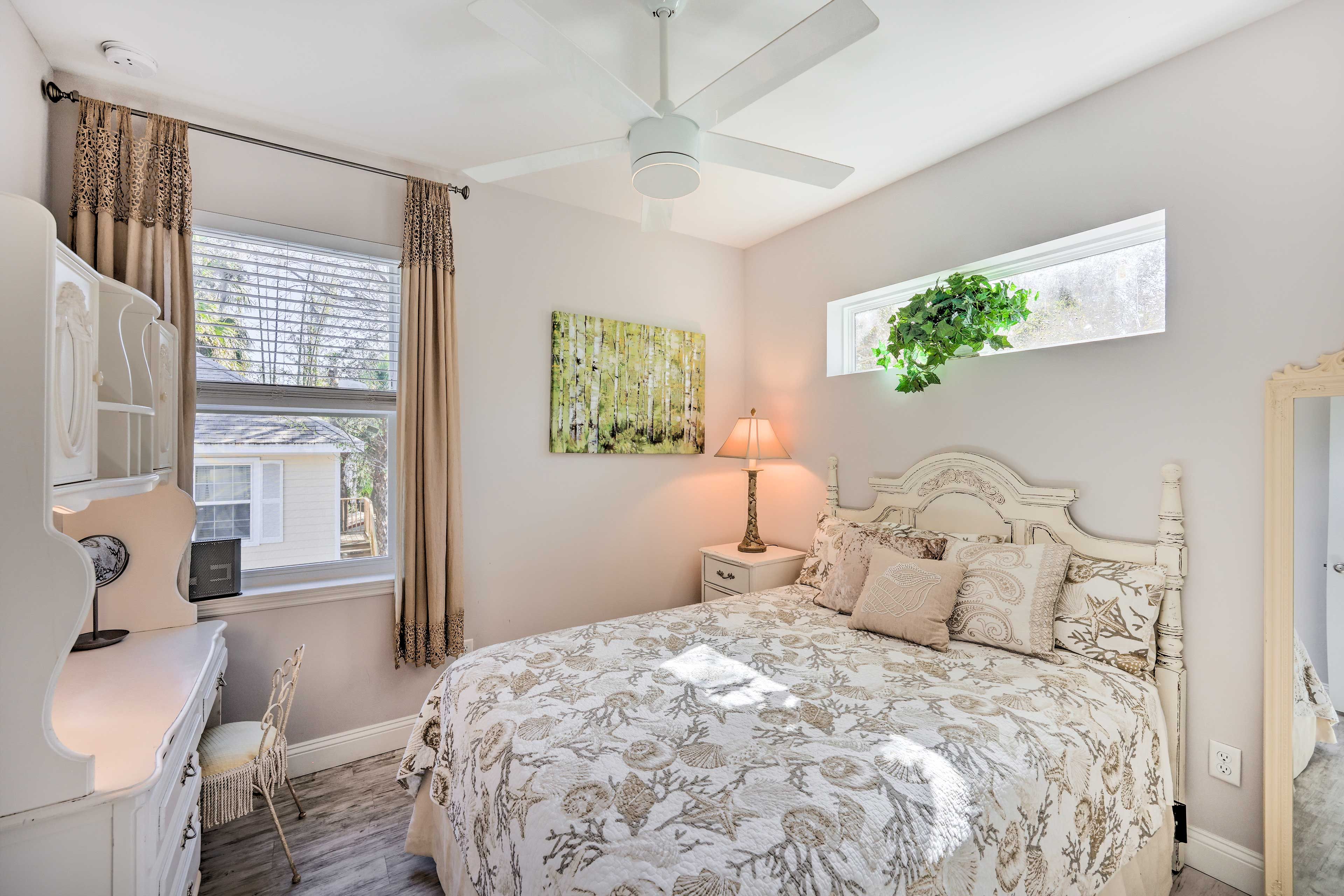 Bedroom 1 | Queen Bed
