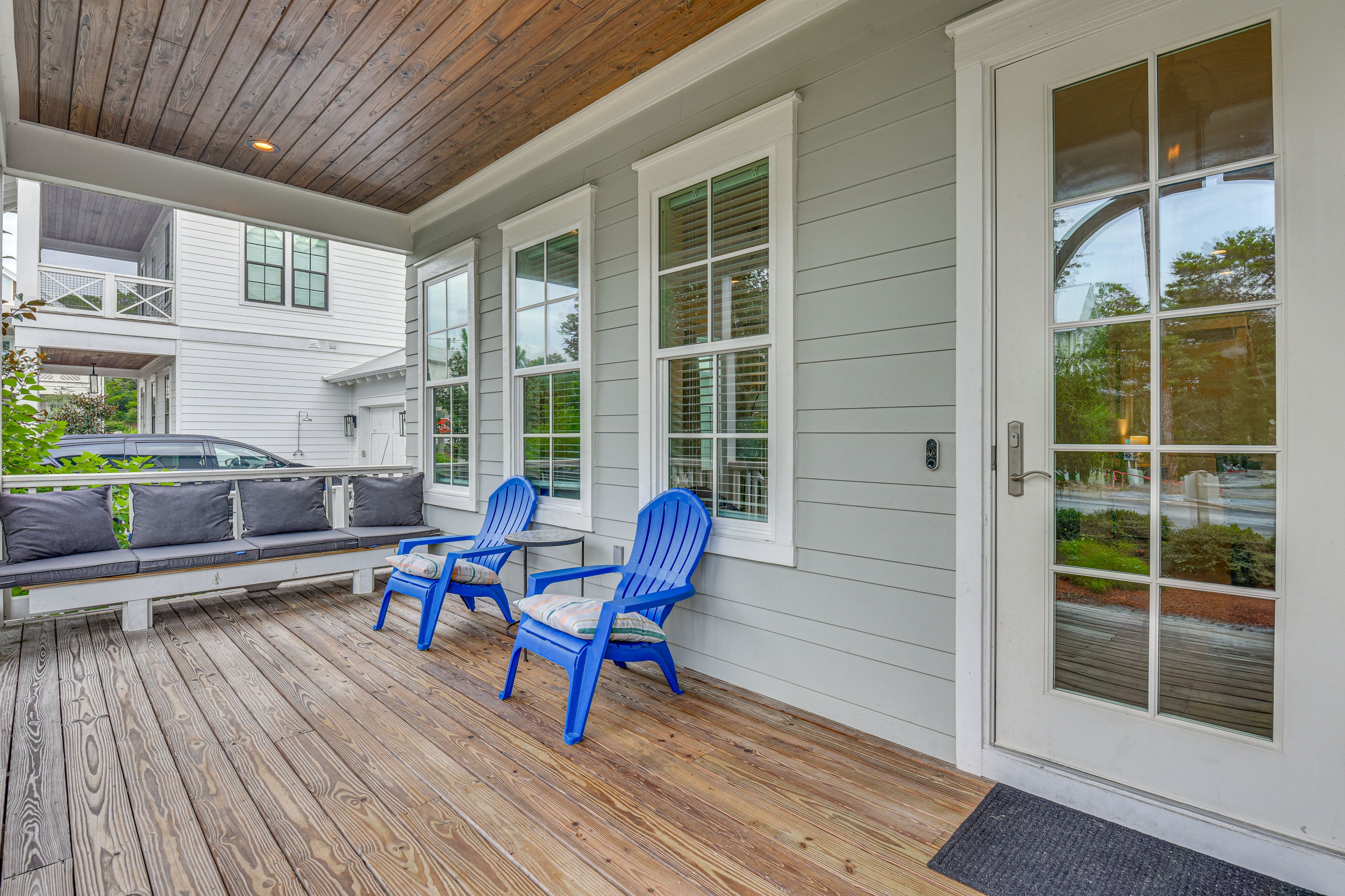 Covered Porch w/ Seating