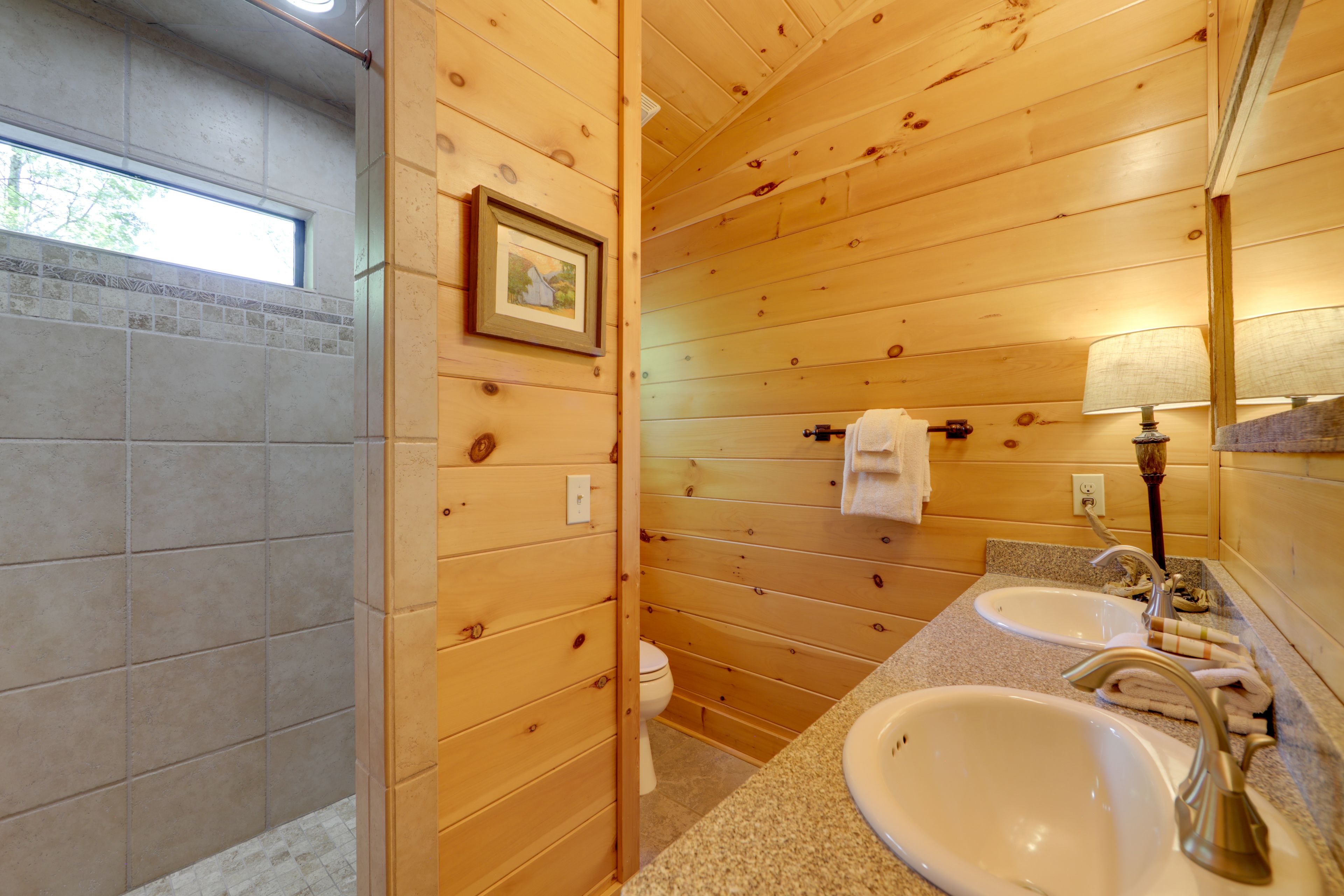 Full Bathroom | Complimentary Toiletries | 2nd Floor