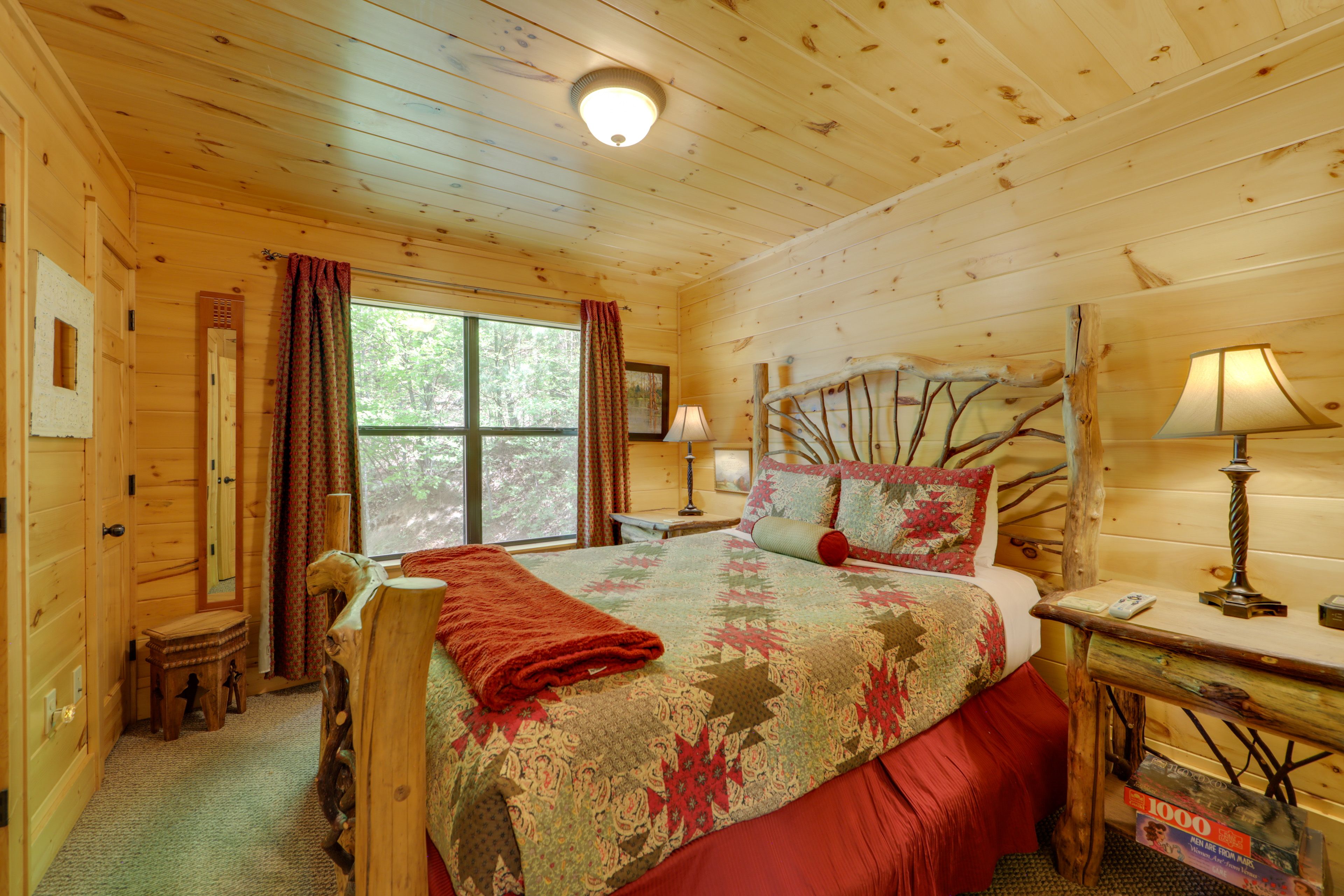 Bedroom 1 | Queen Bed | Linens Provided | 1st Floor