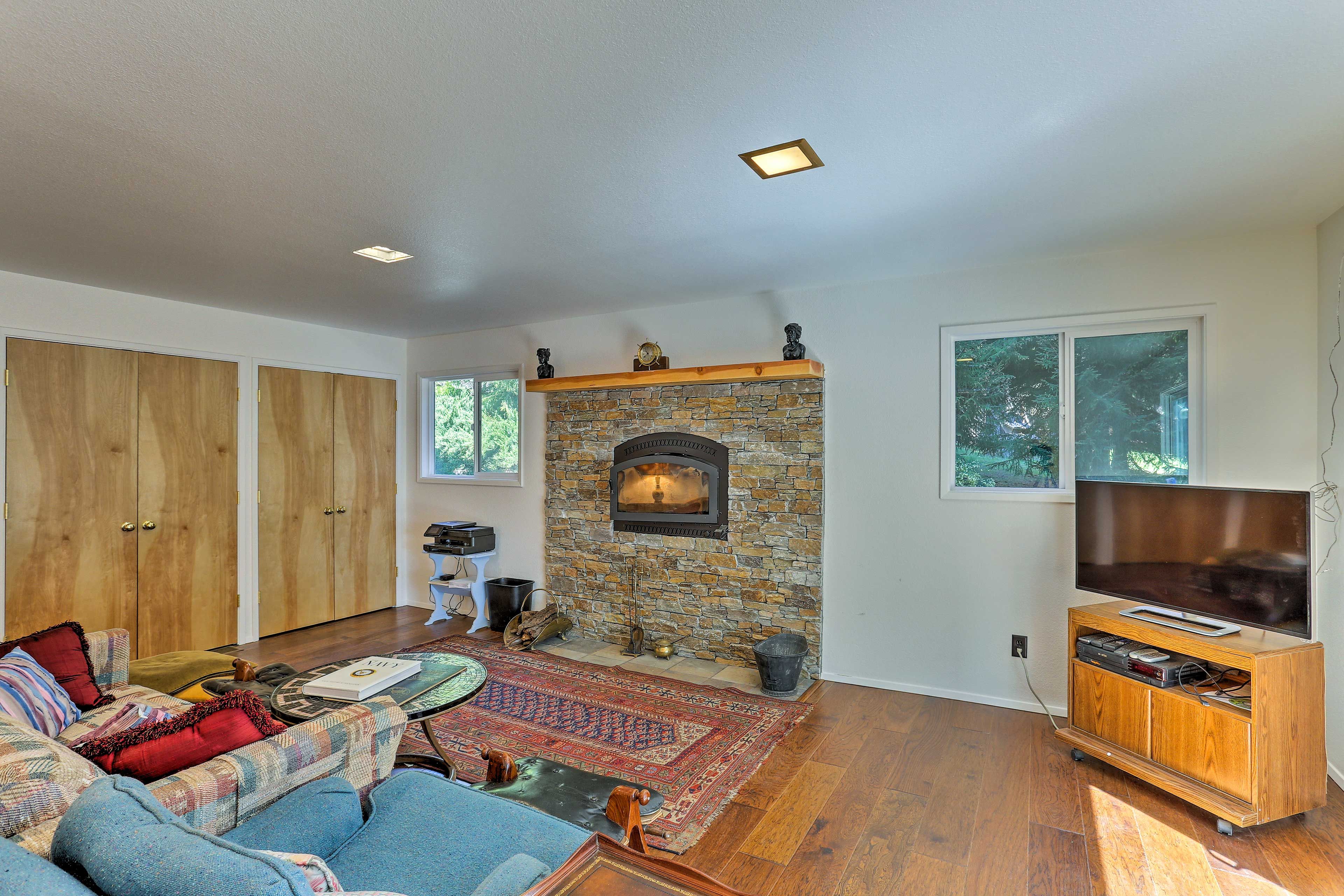 Den | Wood-Burning Fireplace | Free WiFi | Cable TV