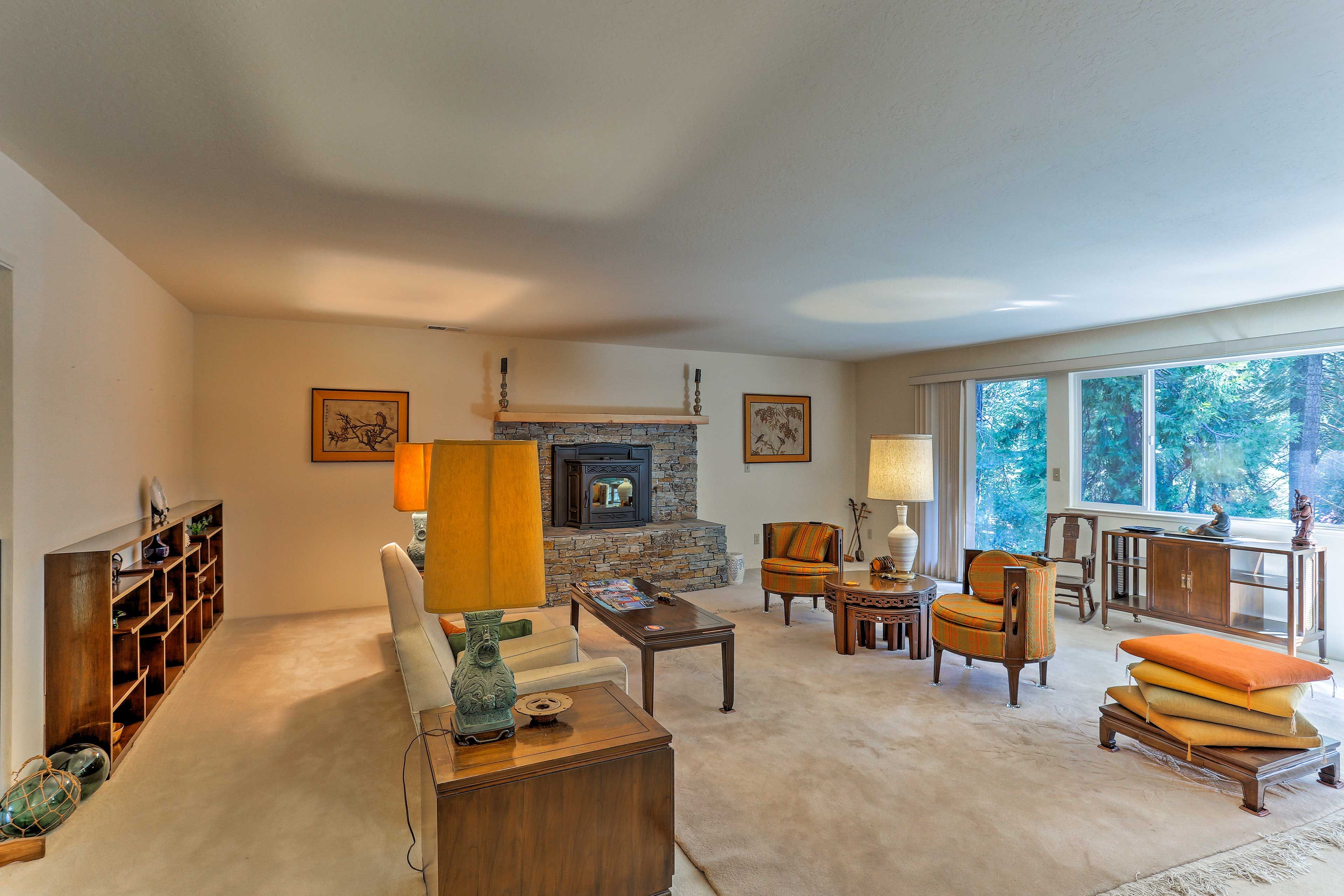 Living Room | Pellet Stove | Central A/C & Heat