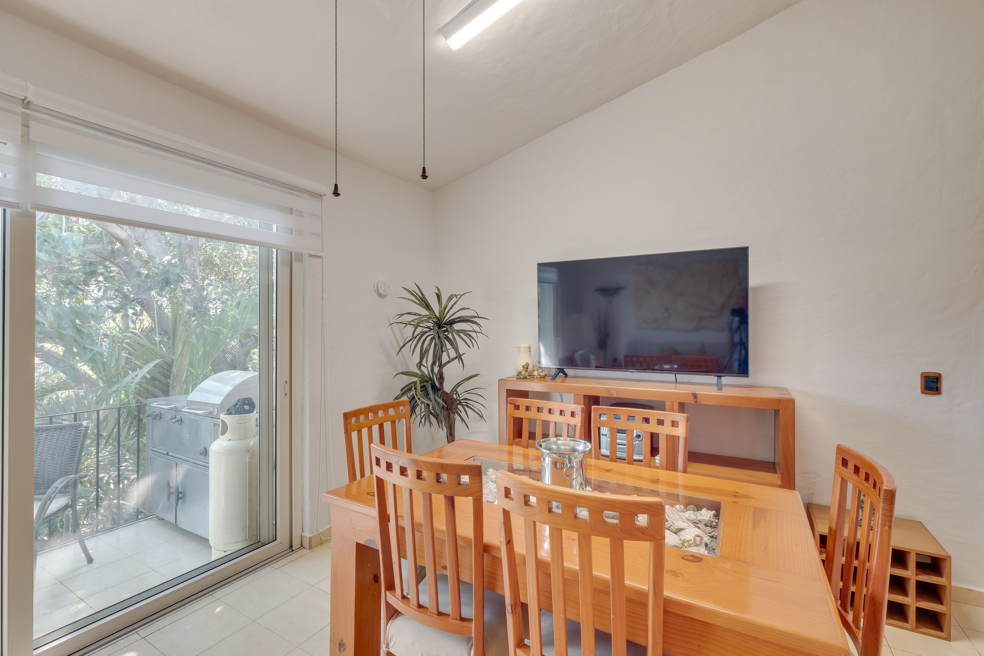 Dining Area | Dishes & Flatware Provided