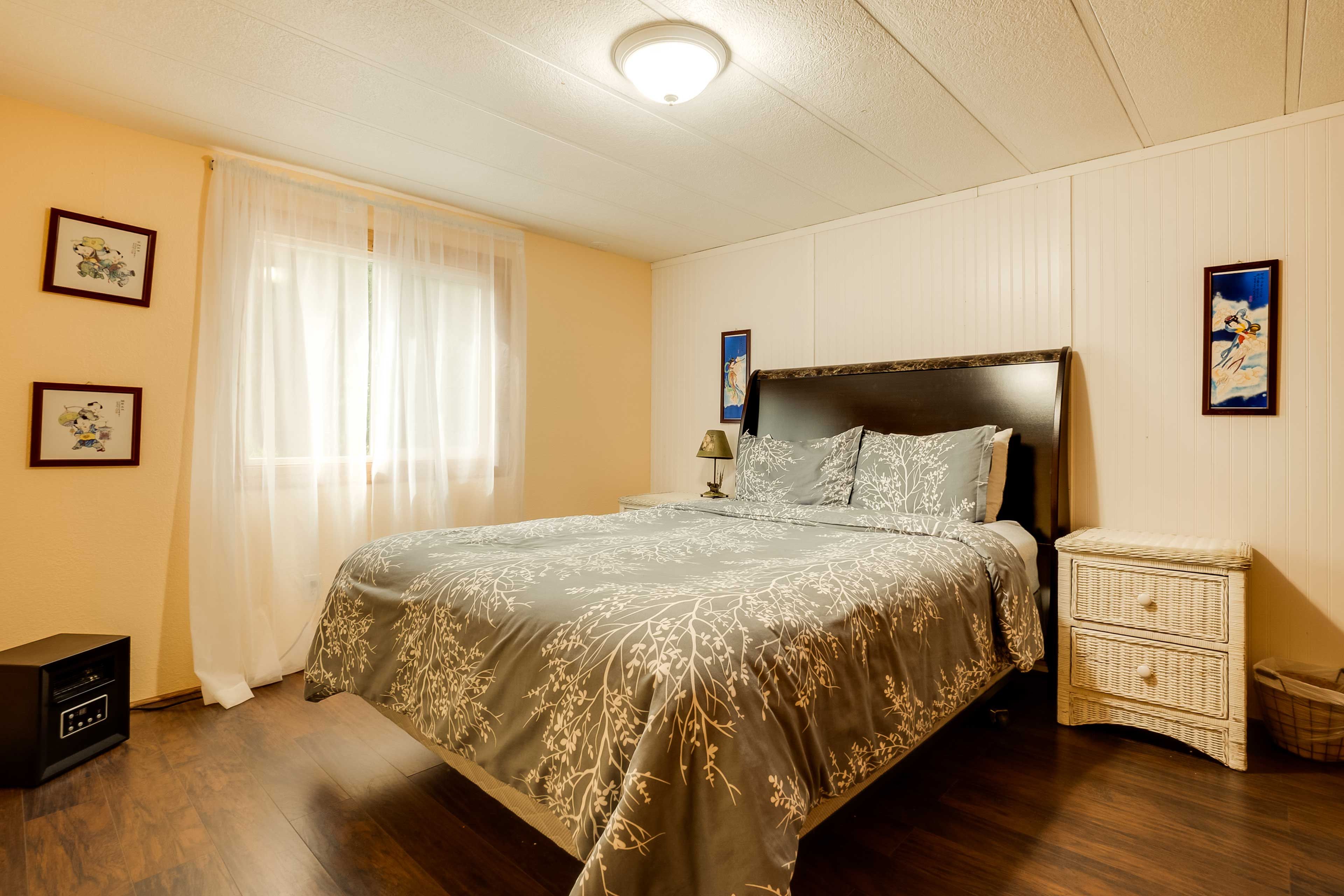 Bedroom 3 | Queen Bed | Desk