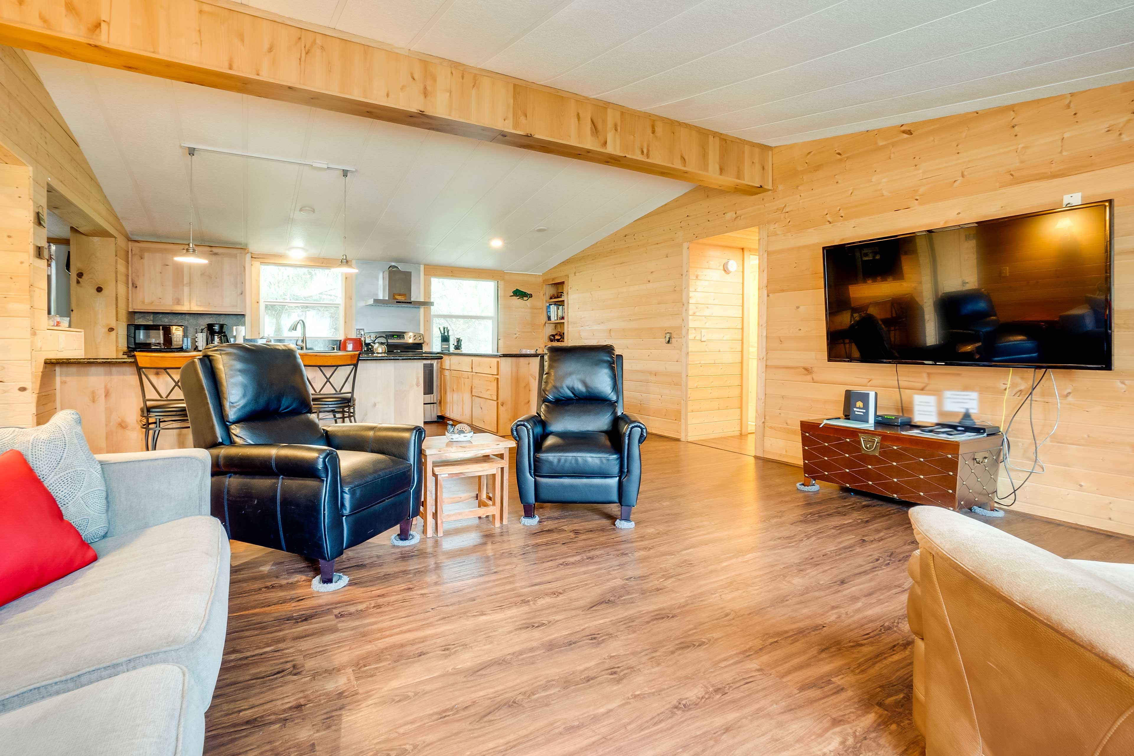 Living Room | Smart TV w/ Cable