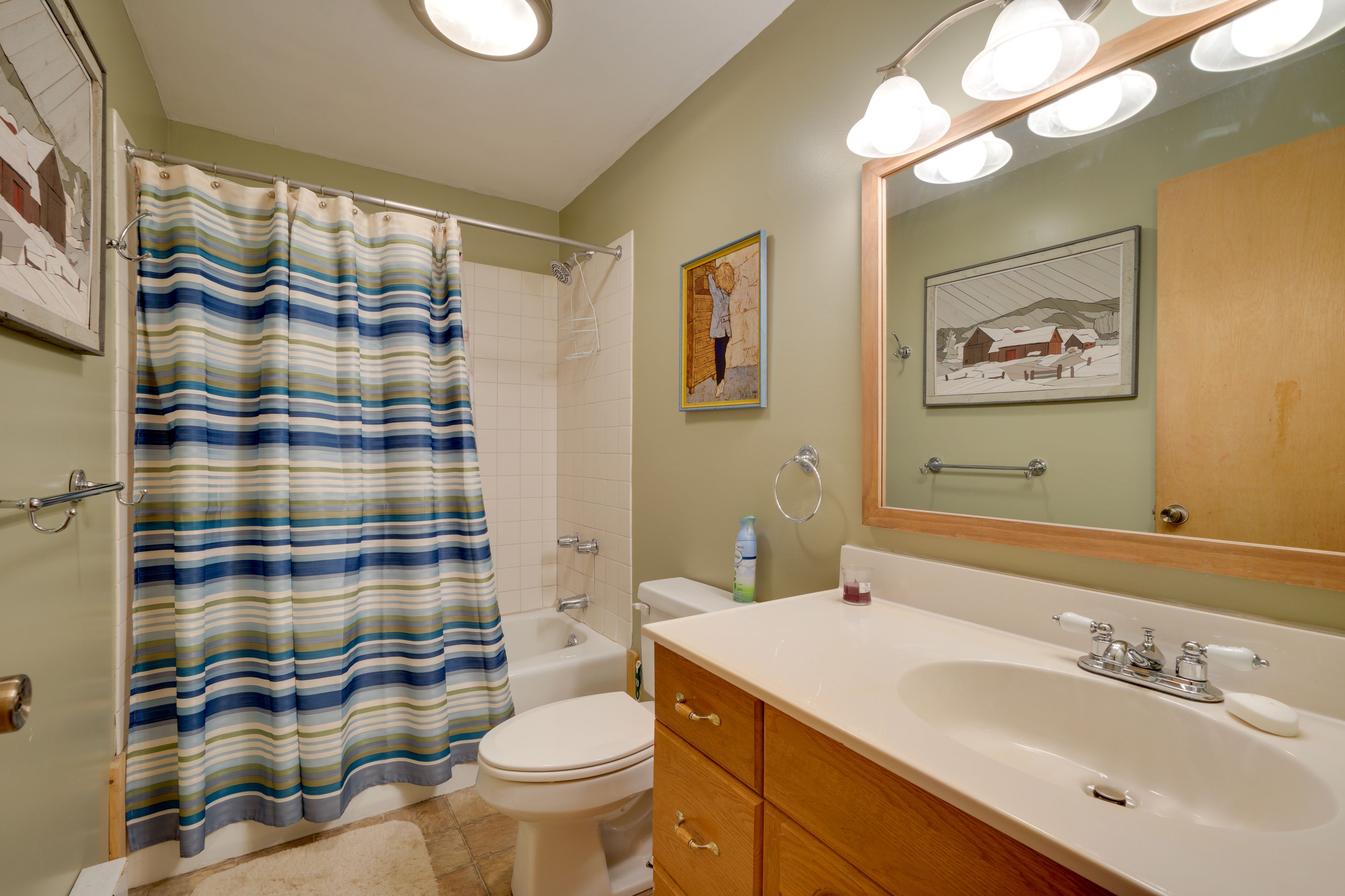 Full Bathroom | 2nd Floor
