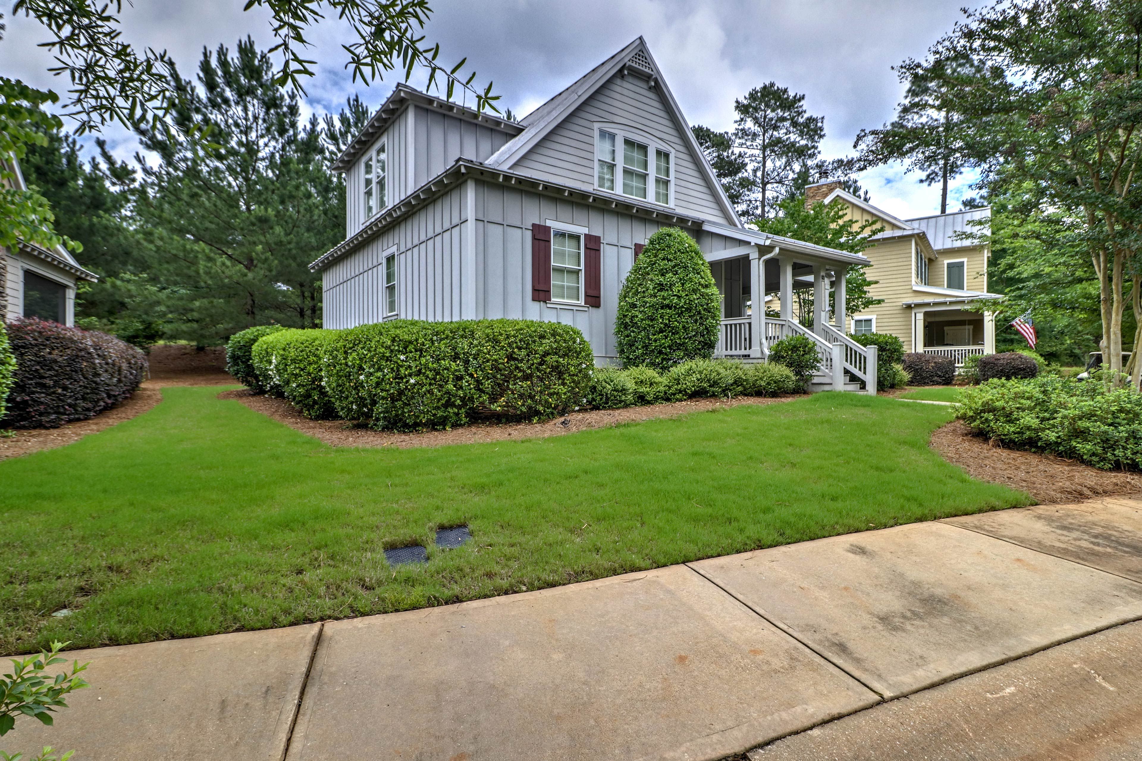 The home has accommodations for 6 adults and 2 children.