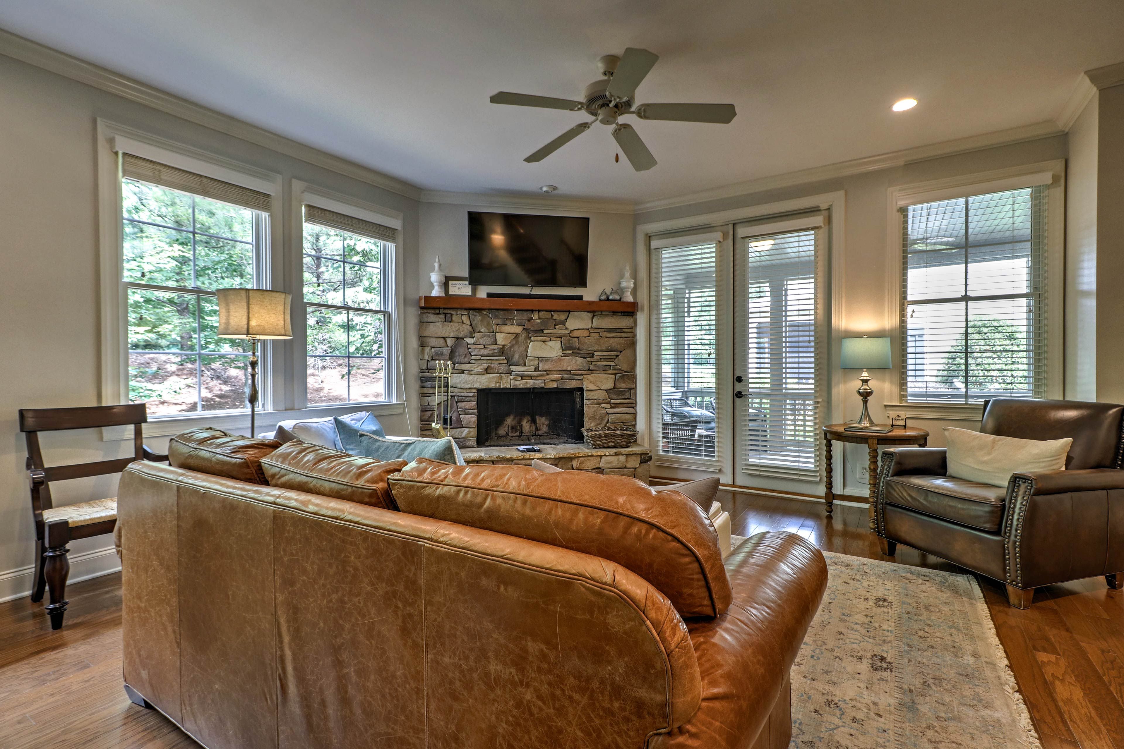The living room features wood-burning fireplace and a flat-screen Smart TV.