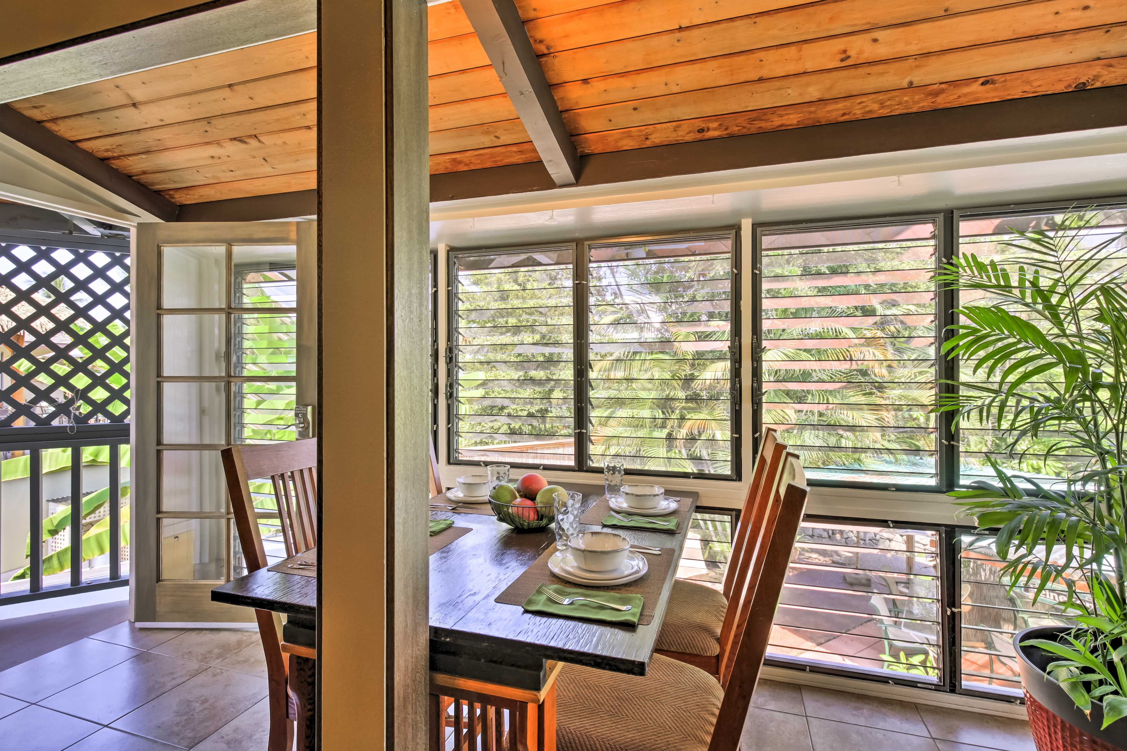 Dining Room | Central Air Conditioning | Dishware Provided