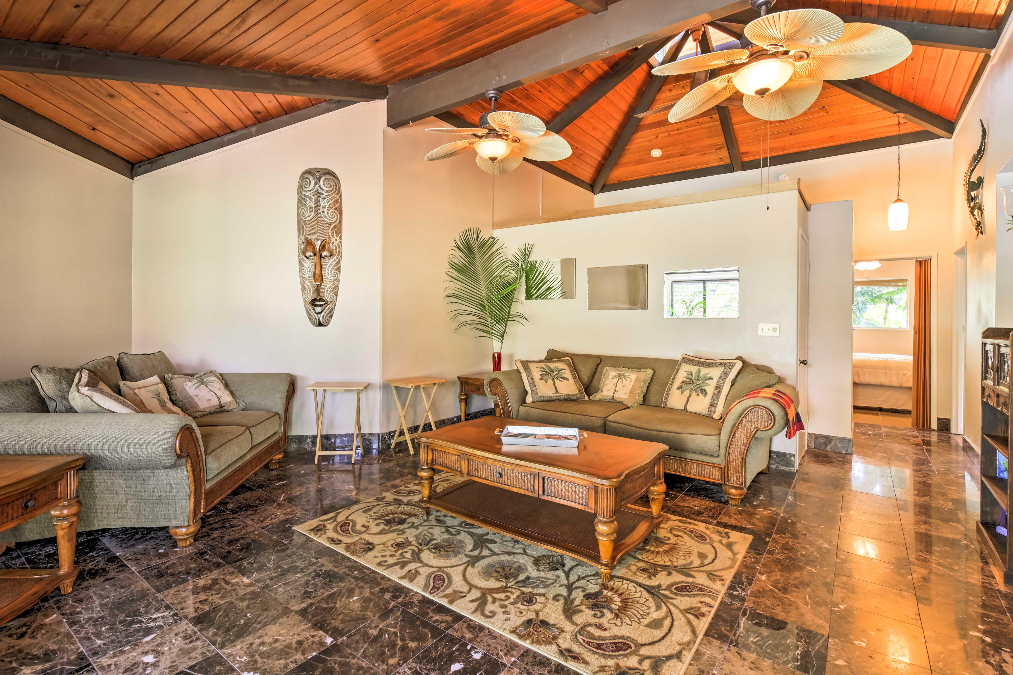 Living Room | Main Floor | Free WiFi | 40" Smart TV w/ Cable