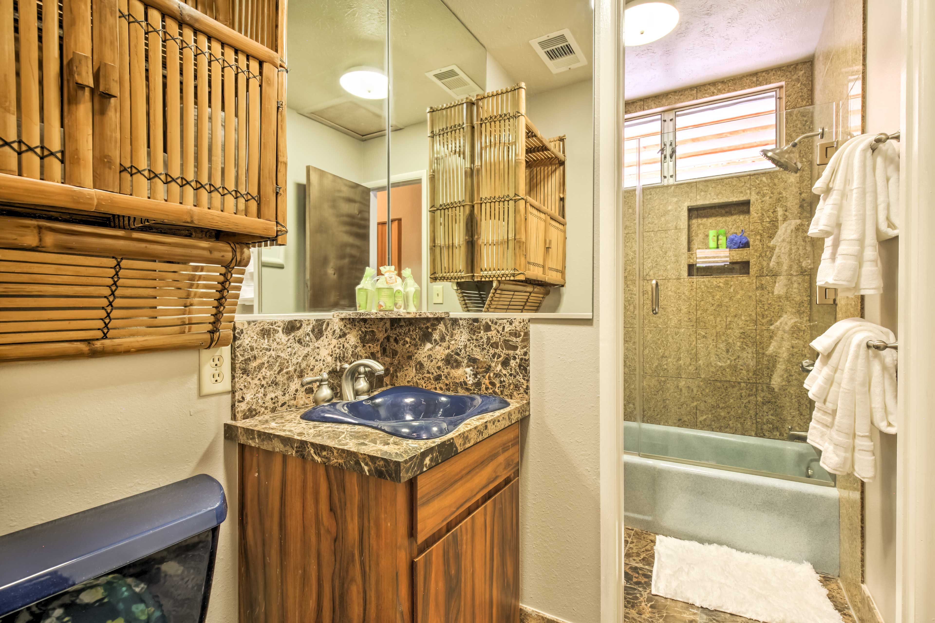 Full Bathroom | Shower/Tub Combo